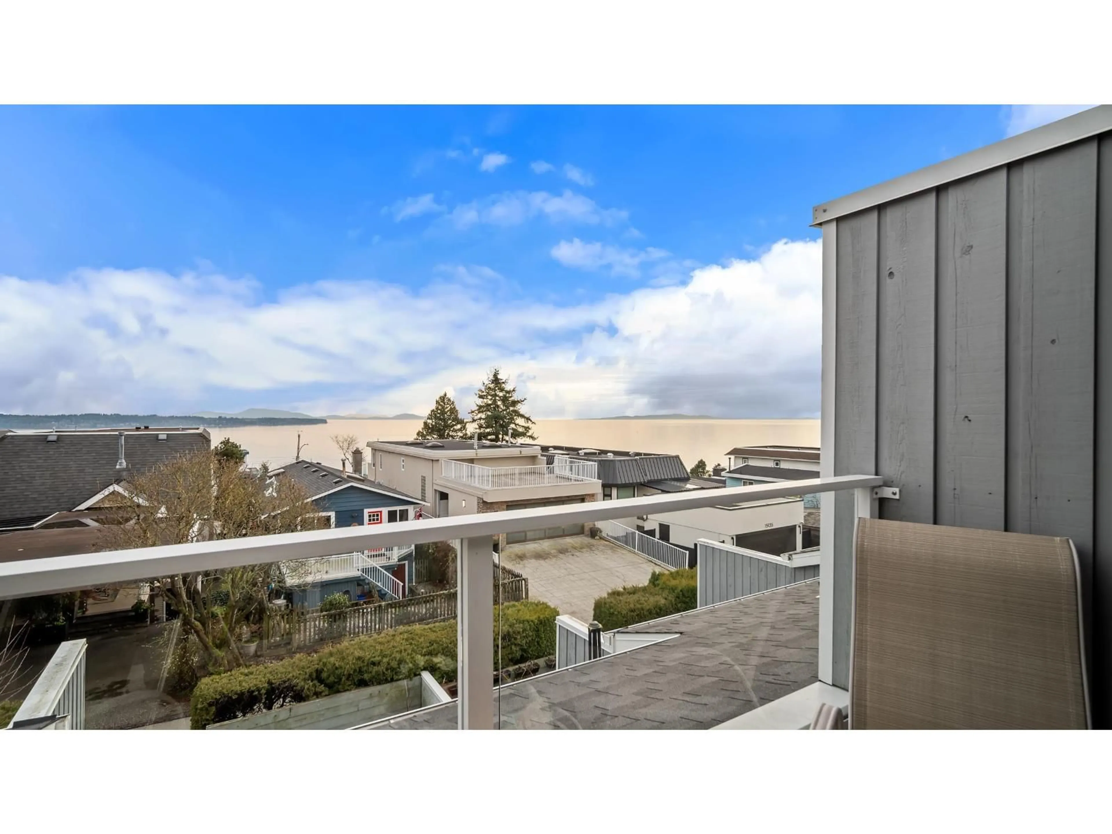 Balcony in the apartment, city buildings view from balcony for 15146 BEACHVIEW AVENUE, White Rock British Columbia V4B1P6