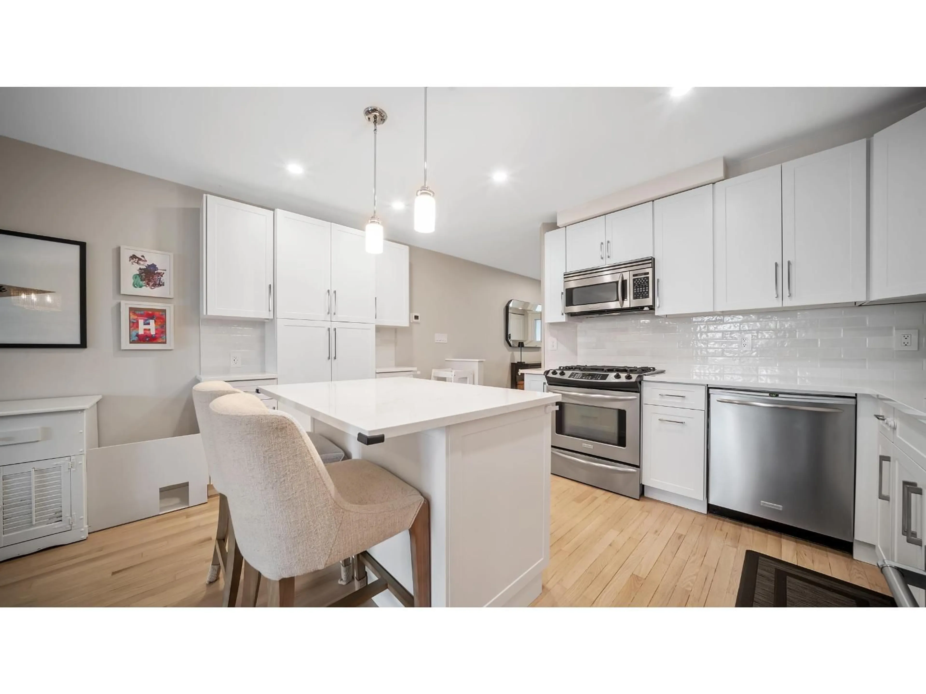 Open concept kitchen, wood/laminate floor for 15146 BEACHVIEW AVENUE, White Rock British Columbia V4B1P6