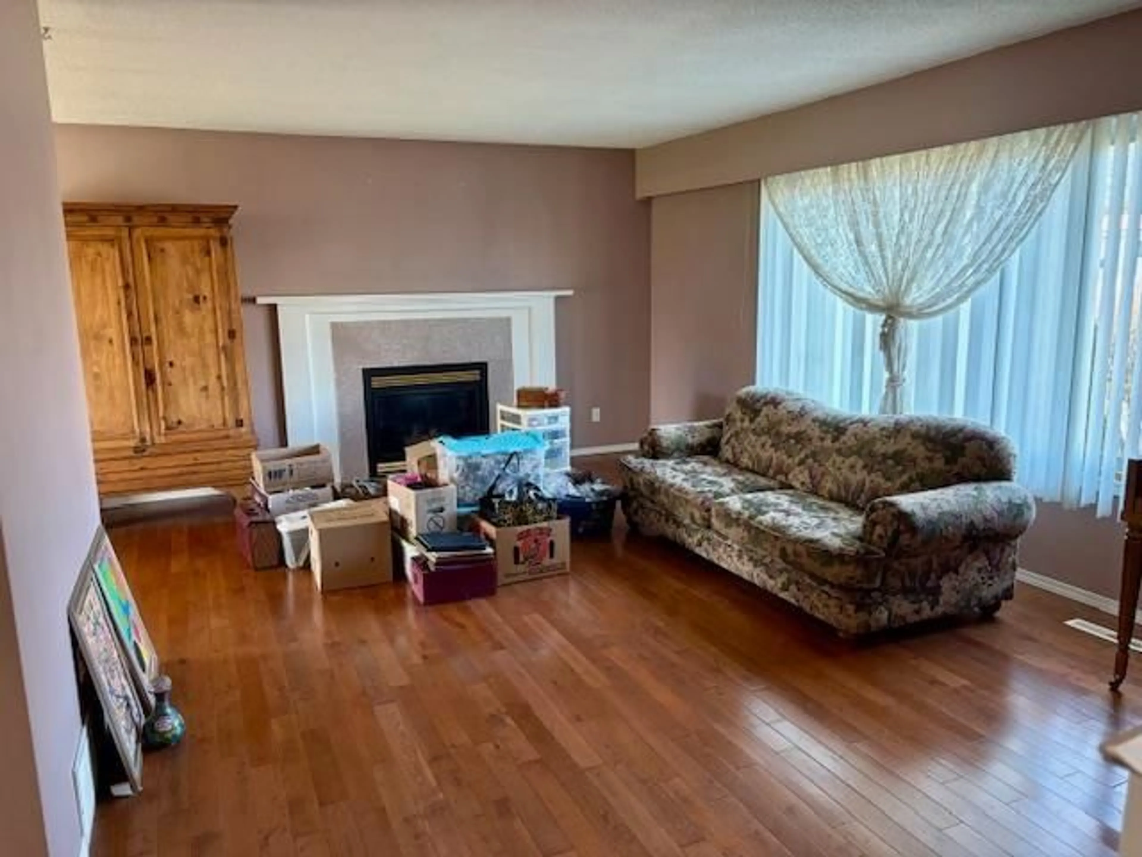 Living room with furniture, wood/laminate floor for 8714 CORNWALL CRESCENT, Chilliwack British Columbia V2P7E6