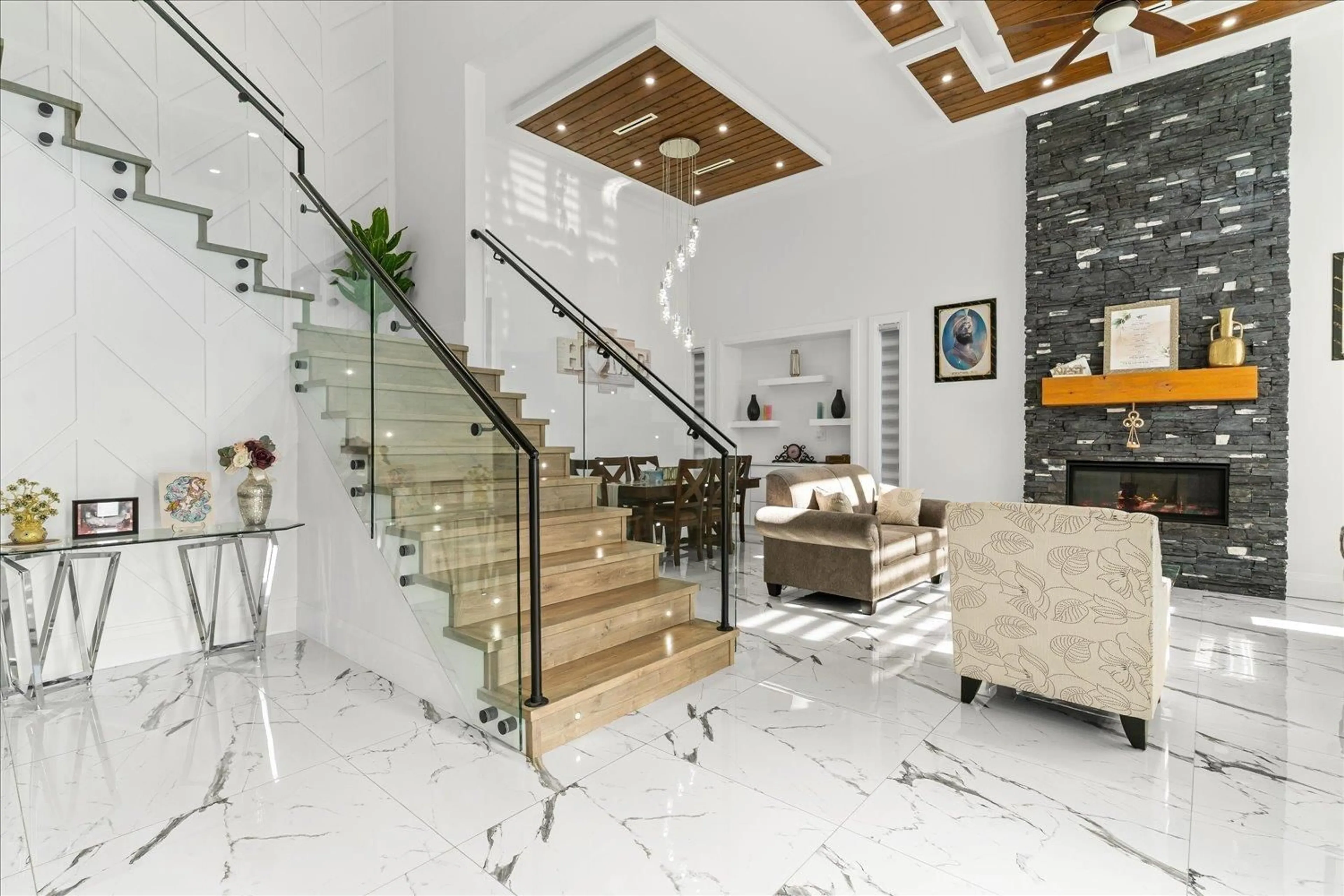 Indoor foyer for 32597 WILLINGDON CRESCENT, Abbotsford British Columbia V2T1S1