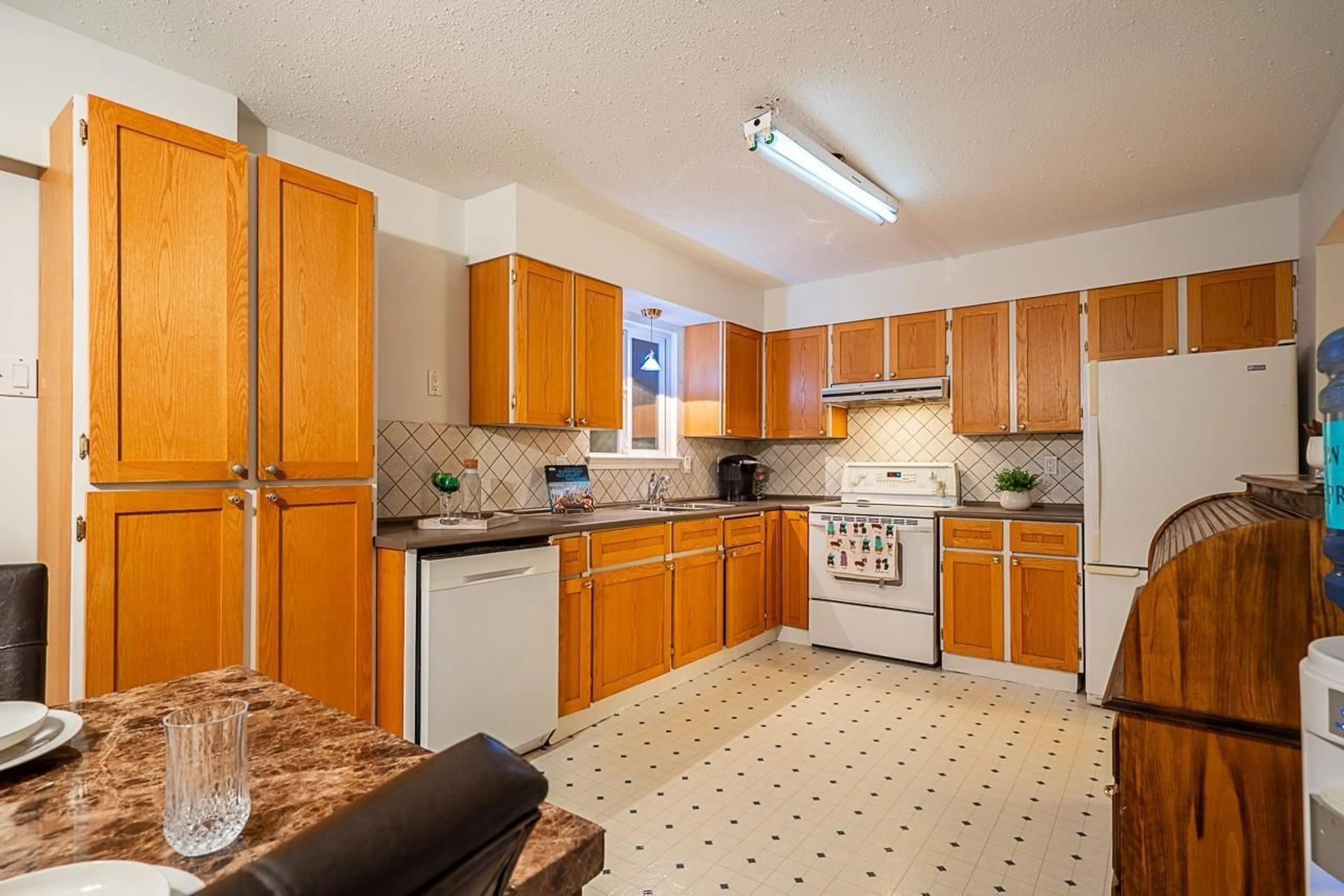 Standard kitchen, ceramic/tile floor for 26877 33 AVENUE, Langley British Columbia V4W3G6