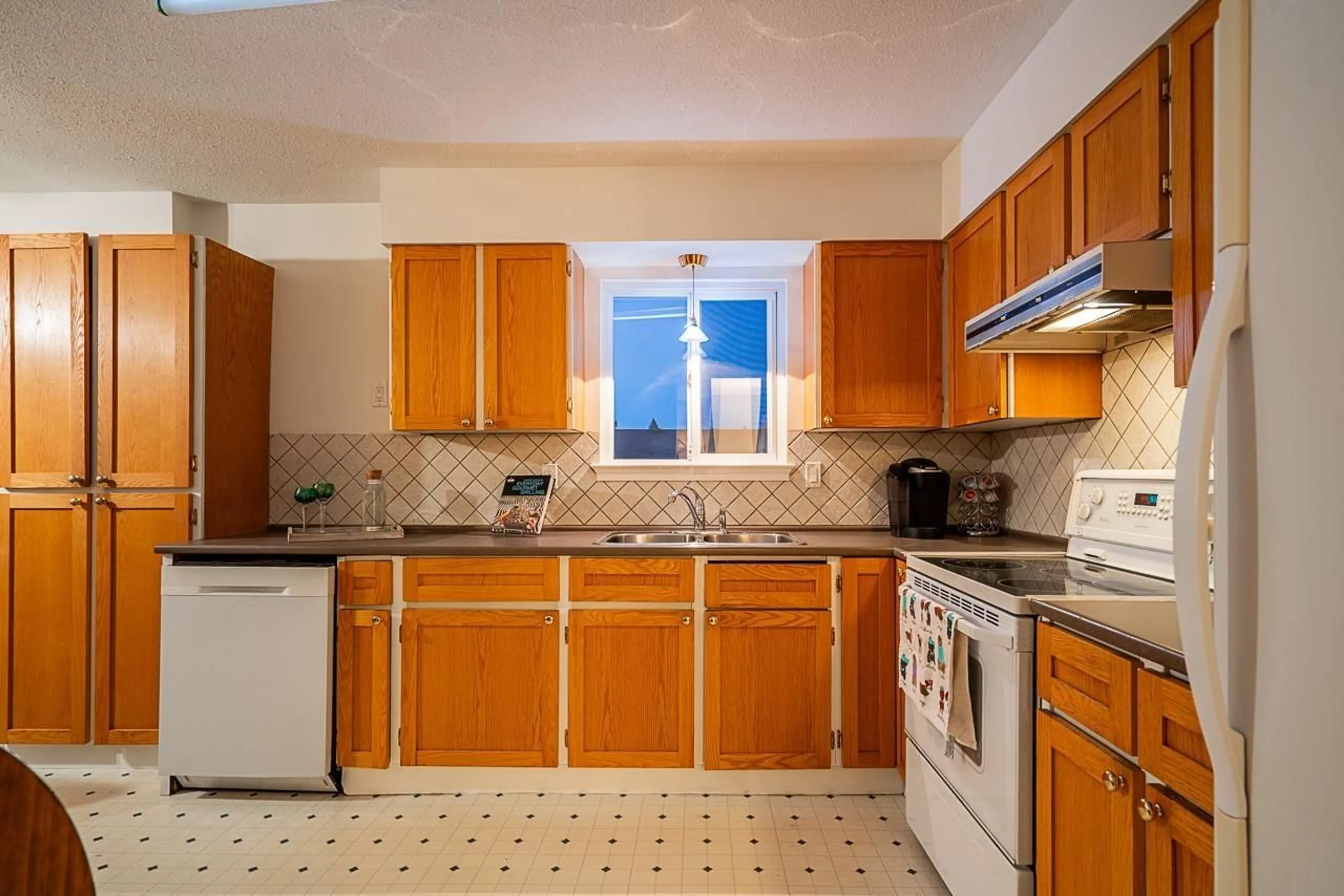 Standard kitchen, ceramic/tile floor for 26877 33 AVENUE, Langley British Columbia V4W3G6