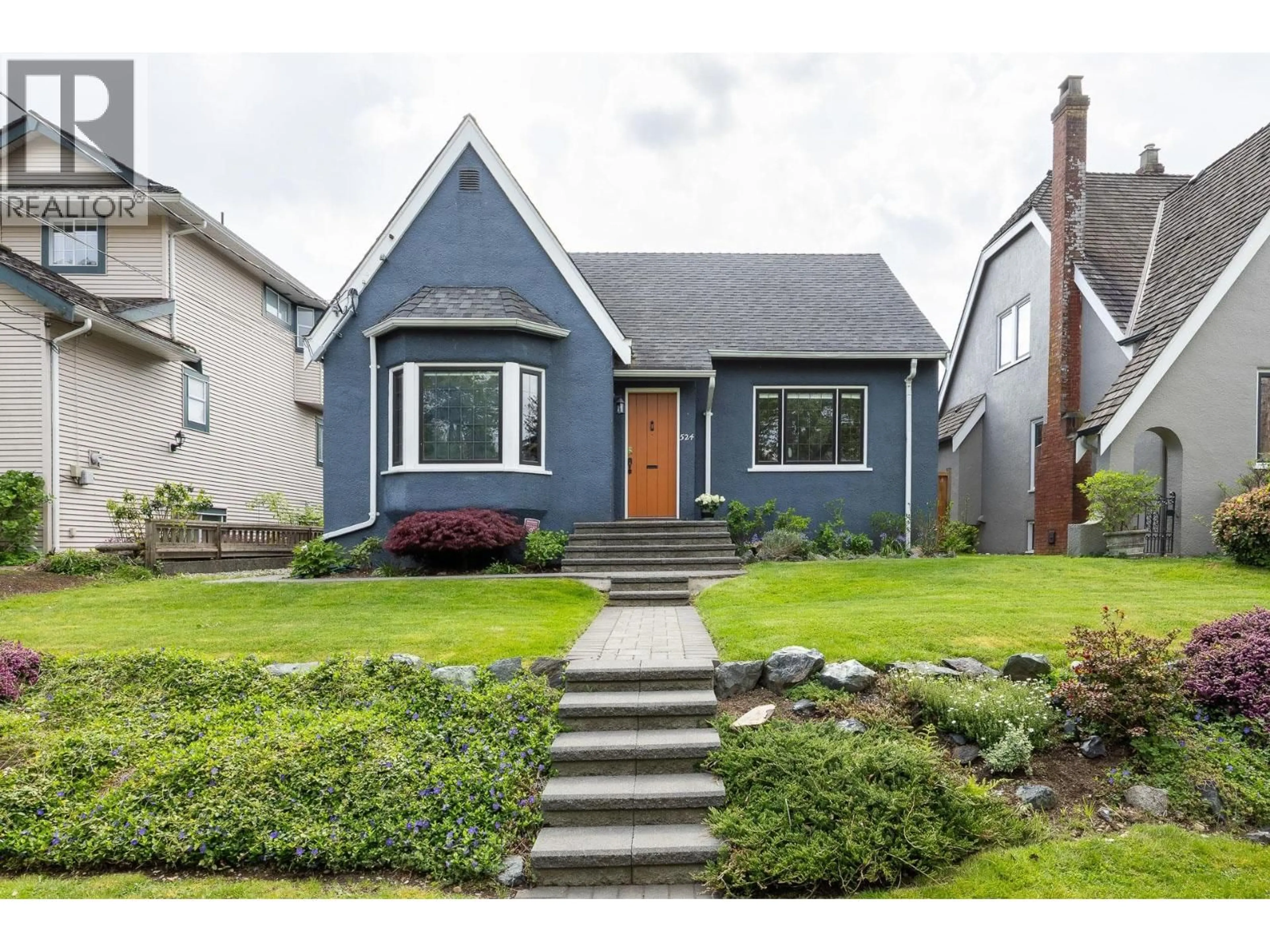 Home with vinyl exterior material, street for 524 SECOND STREET, New Westminster British Columbia V3L2M3