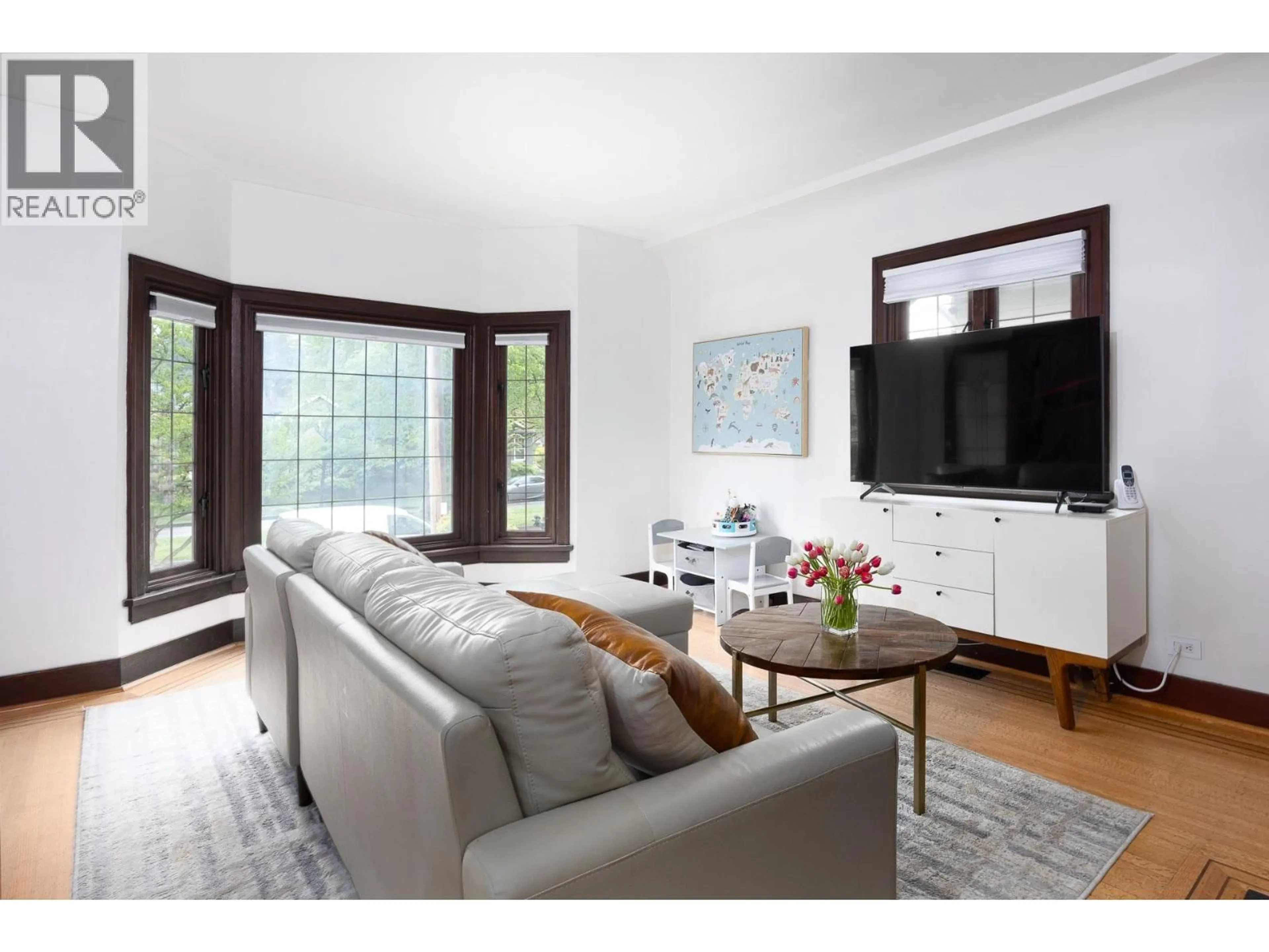 Living room with furniture, unknown for 524 SECOND STREET, New Westminster British Columbia V3L2M3