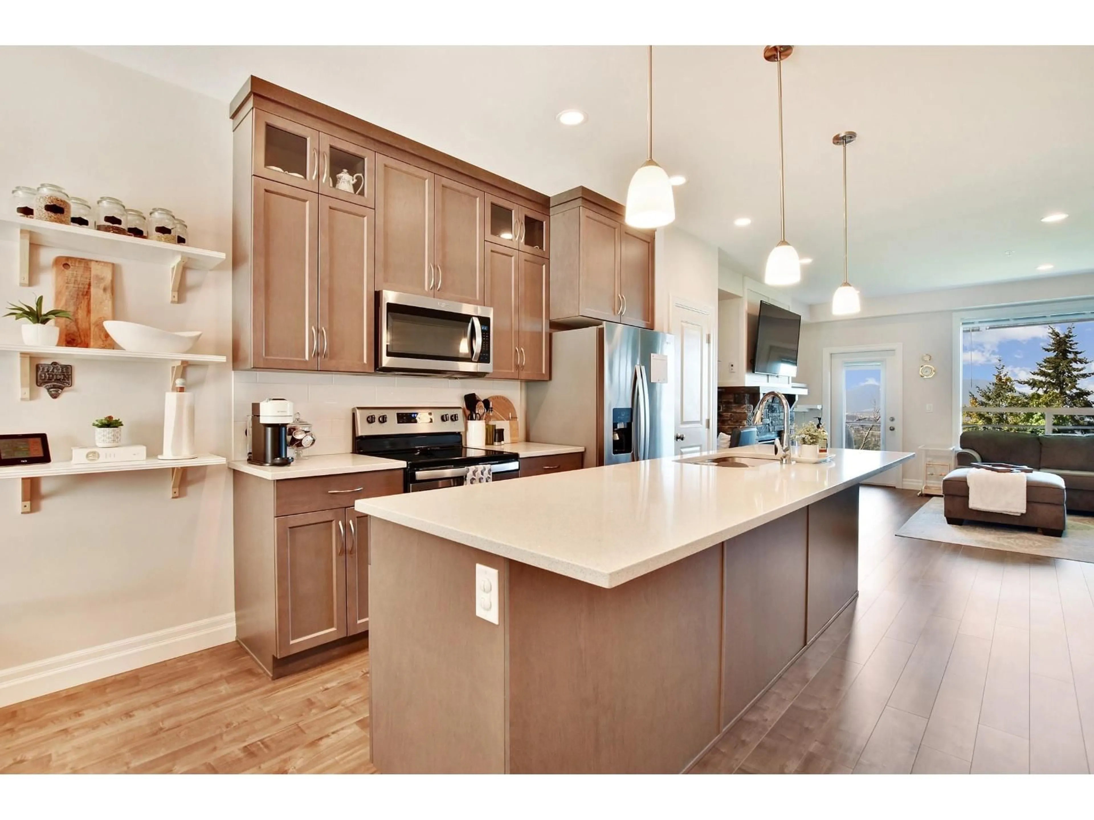 Open concept kitchen, wood/laminate floor for 139 - 6026 LINDEMAN STREET, Chilliwack British Columbia V2R0W1