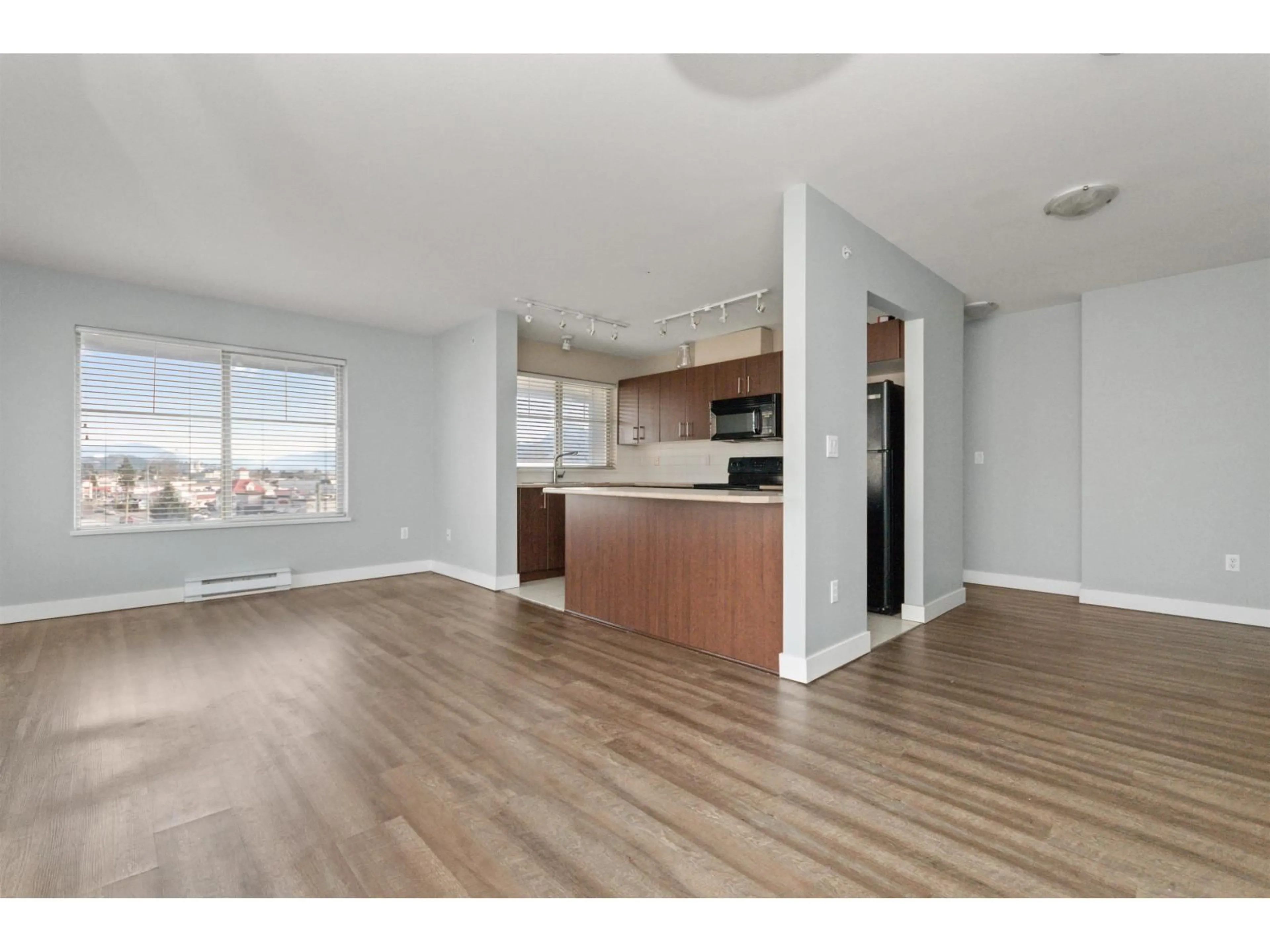 Open concept kitchen, wood/laminate floor for 402 - 45561 YALE ROAD, Chilliwack British Columbia V2P0A8
