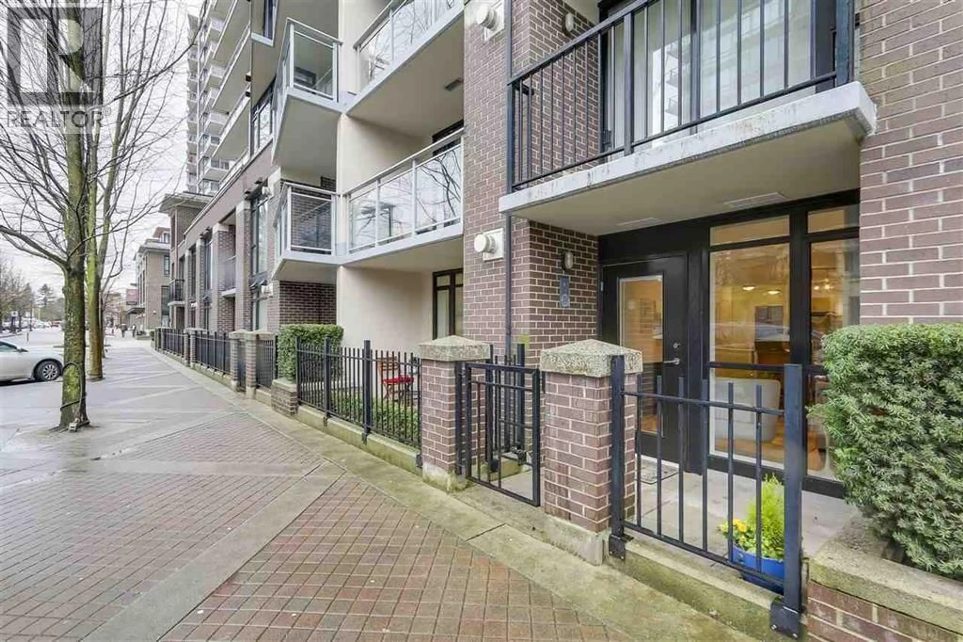 Patio, street for 104 - 175 1ST STREET, North Vancouver British Columbia V7M3N9