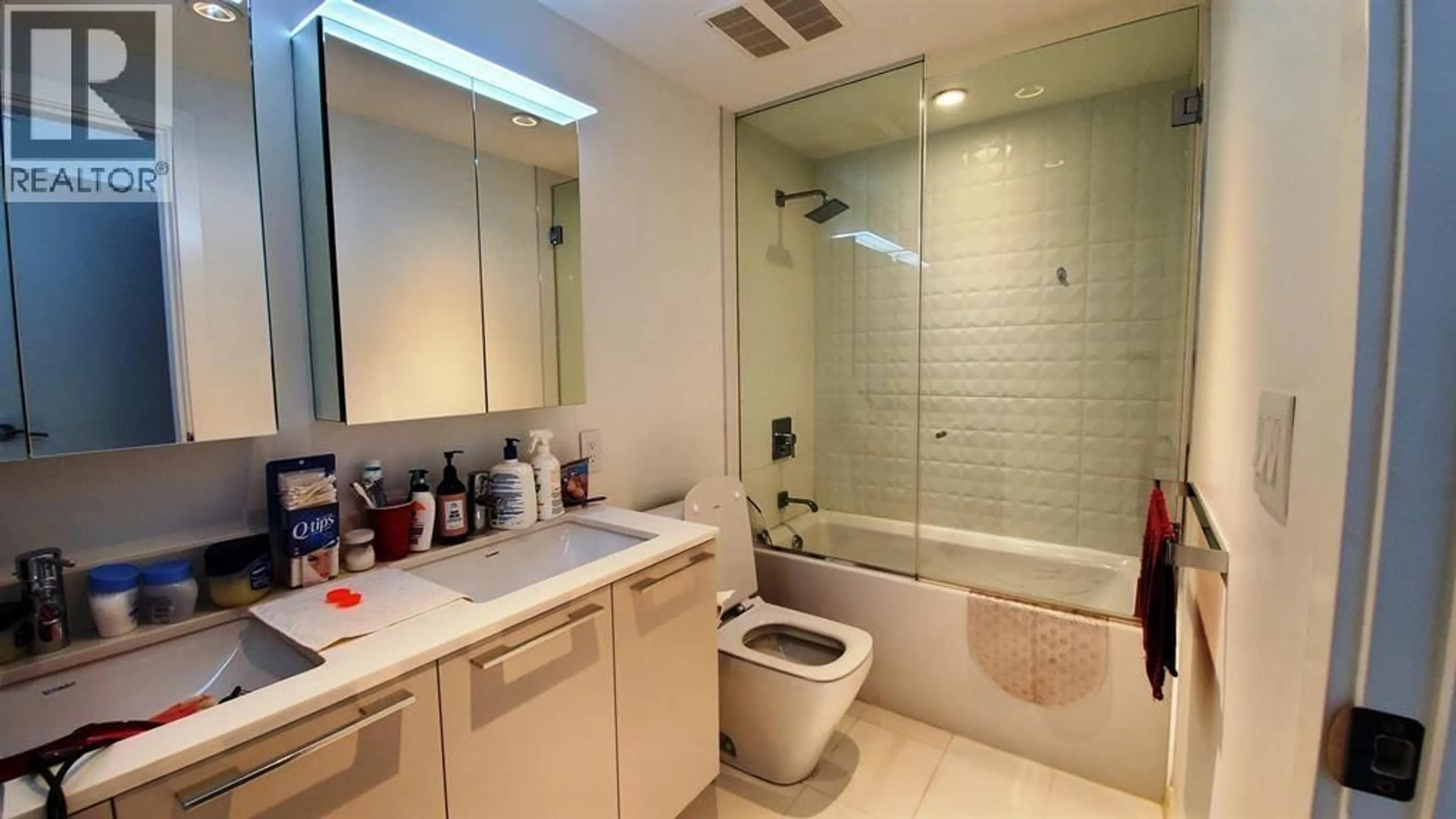Standard bathroom, ceramic/tile floor for 312 - 2220 KINGSWAY, Vancouver British Columbia V5N2T7