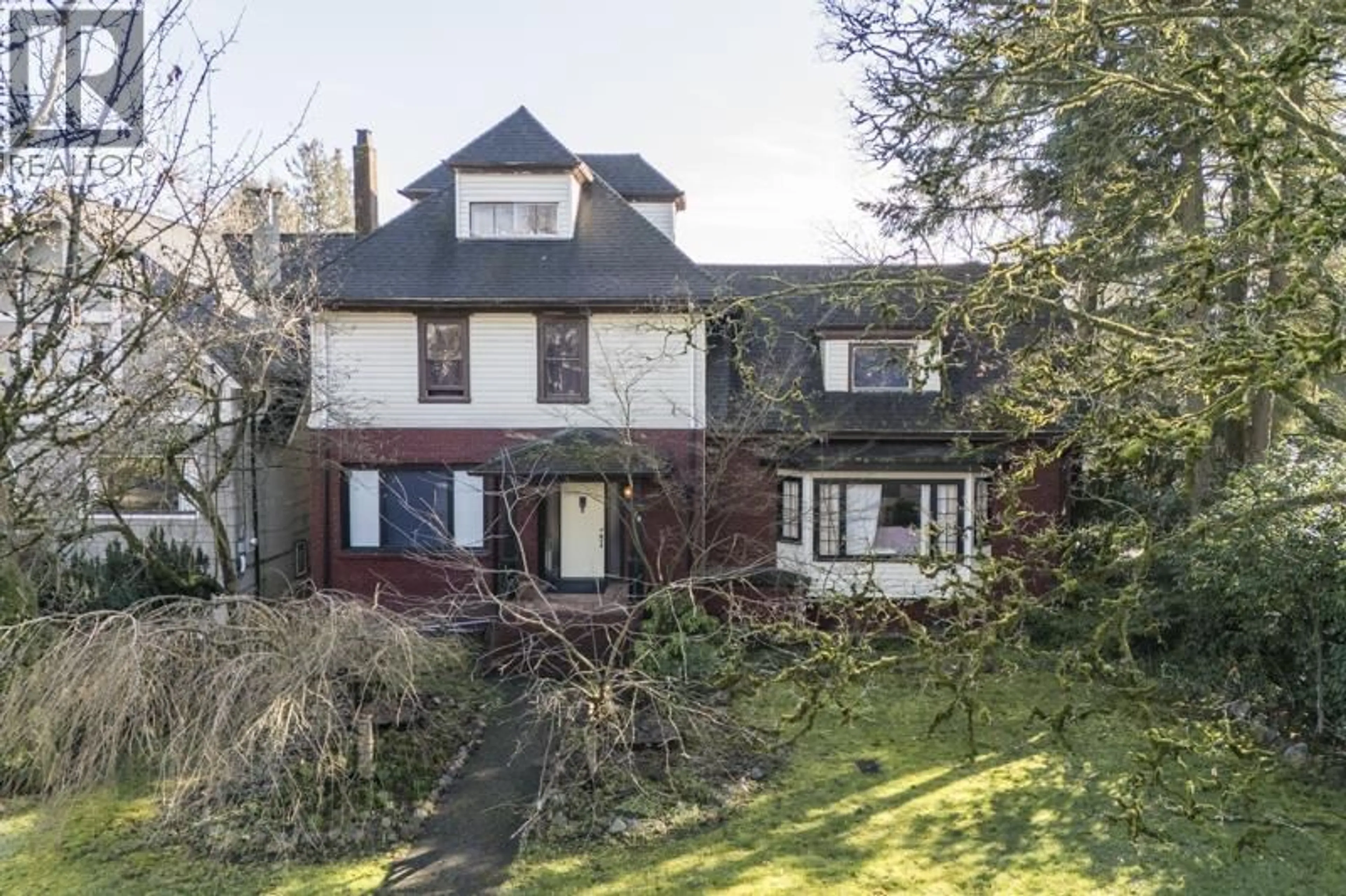 A pic from outside/outdoor area/front of a property/back of a property/a pic from drone, street for 118 QUEENS AVENUE, New Westminster British Columbia V3L1J5