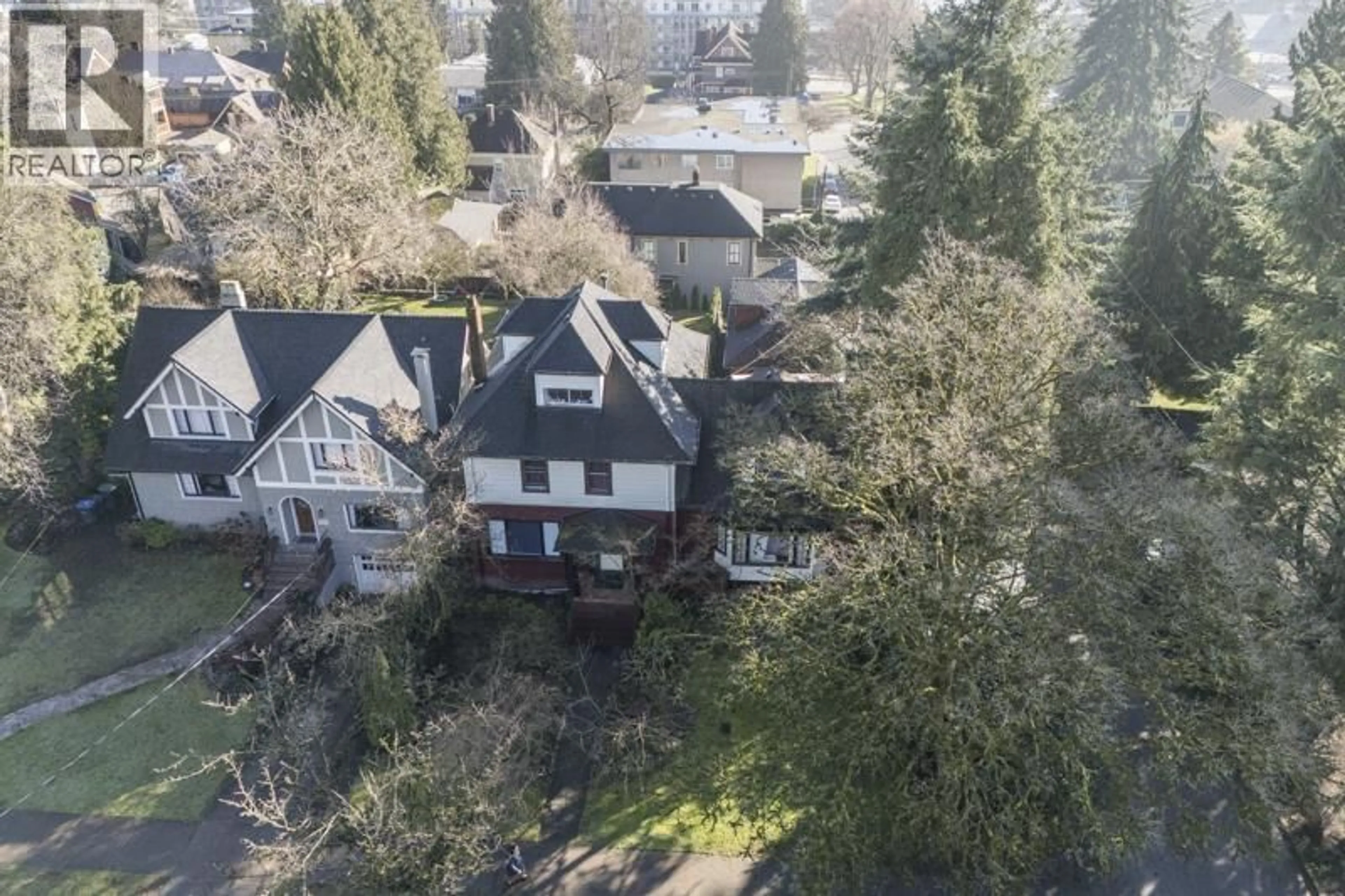A pic from outside/outdoor area/front of a property/back of a property/a pic from drone, street for 118 QUEENS AVENUE, New Westminster British Columbia V3L1J5