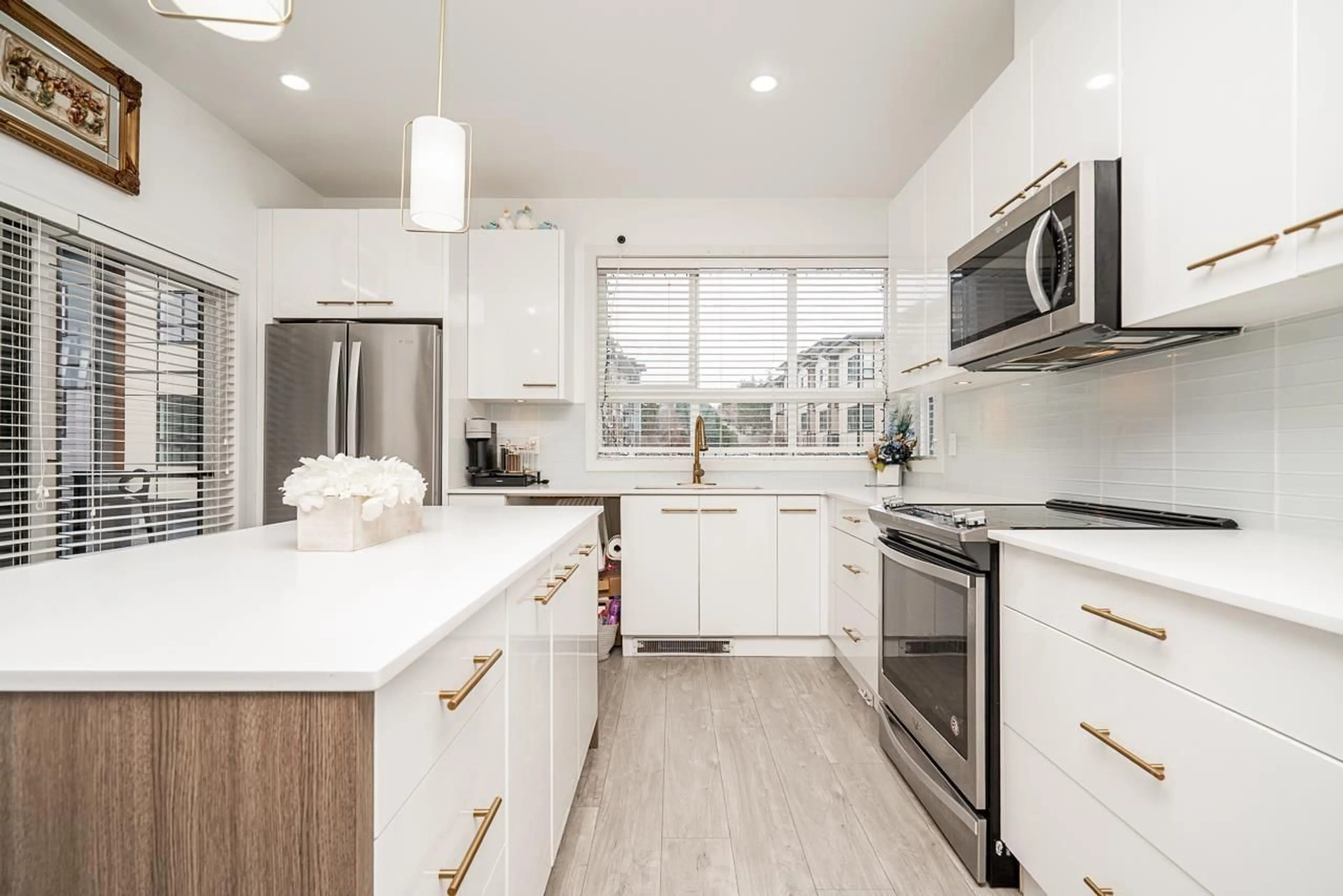 Contemporary kitchen, unknown for 8 - 1938 NORTH PARALLEL ROAD, Abbotsford British Columbia V3G0H1