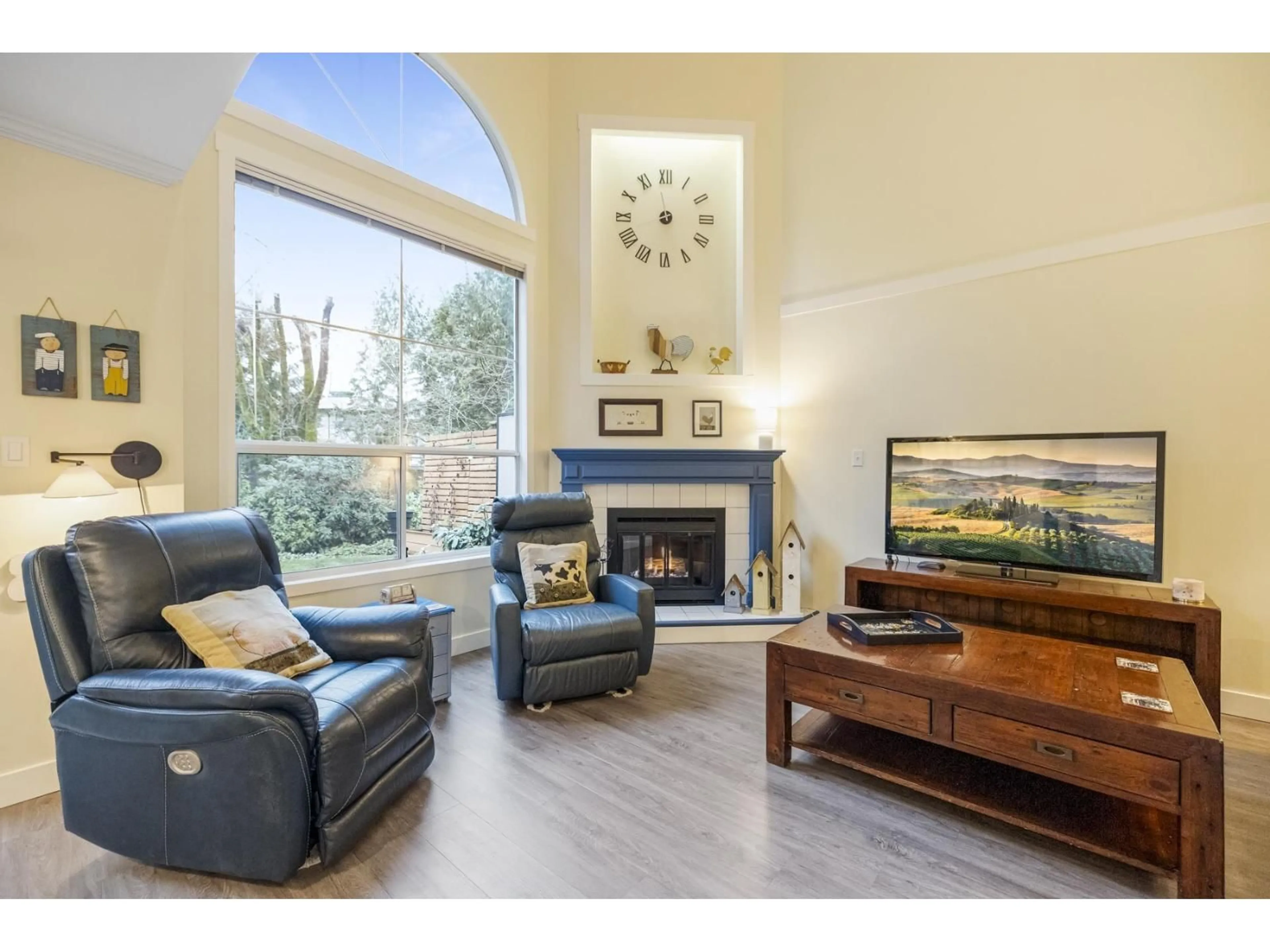 Living room with furniture, wood/laminate floor for 109 - 10250 155A STREET, Surrey British Columbia V3R4K5