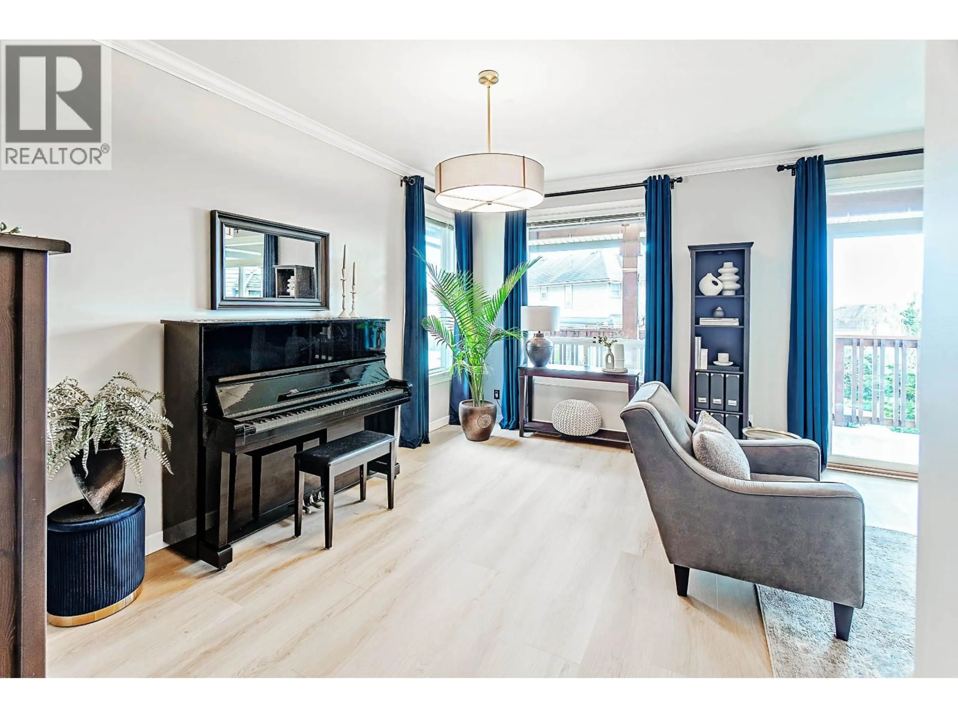 Living room with furniture, wood/laminate floor for 35 - 2287 ARGUE STREET, Port Coquitlam British Columbia V3C6R2