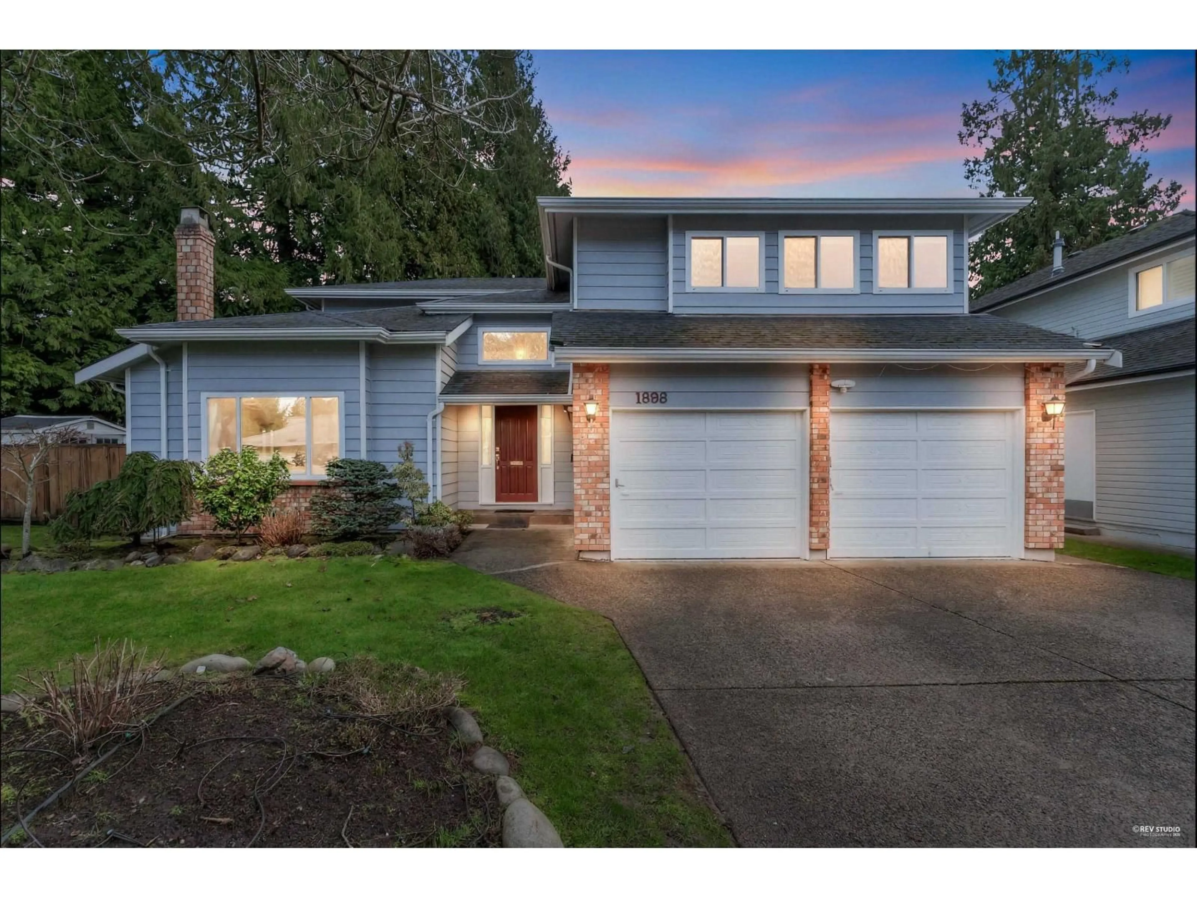 Home with vinyl exterior material, street for 1898 SOUTHMERE CRESCENT, Surrey British Columbia V4A6W9