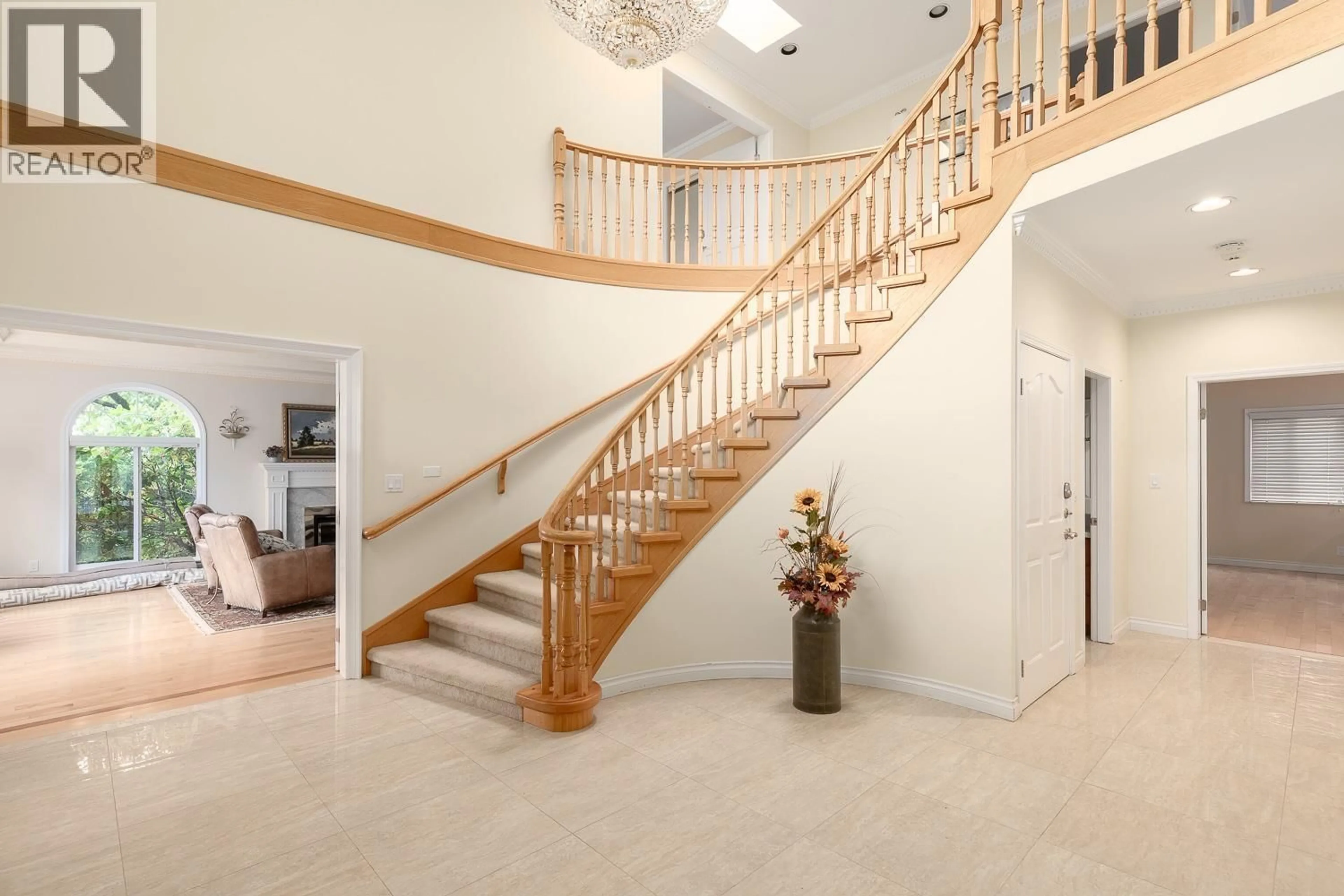 Indoor foyer for 1989 52ND AVENUE, Vancouver British Columbia V6P1J6