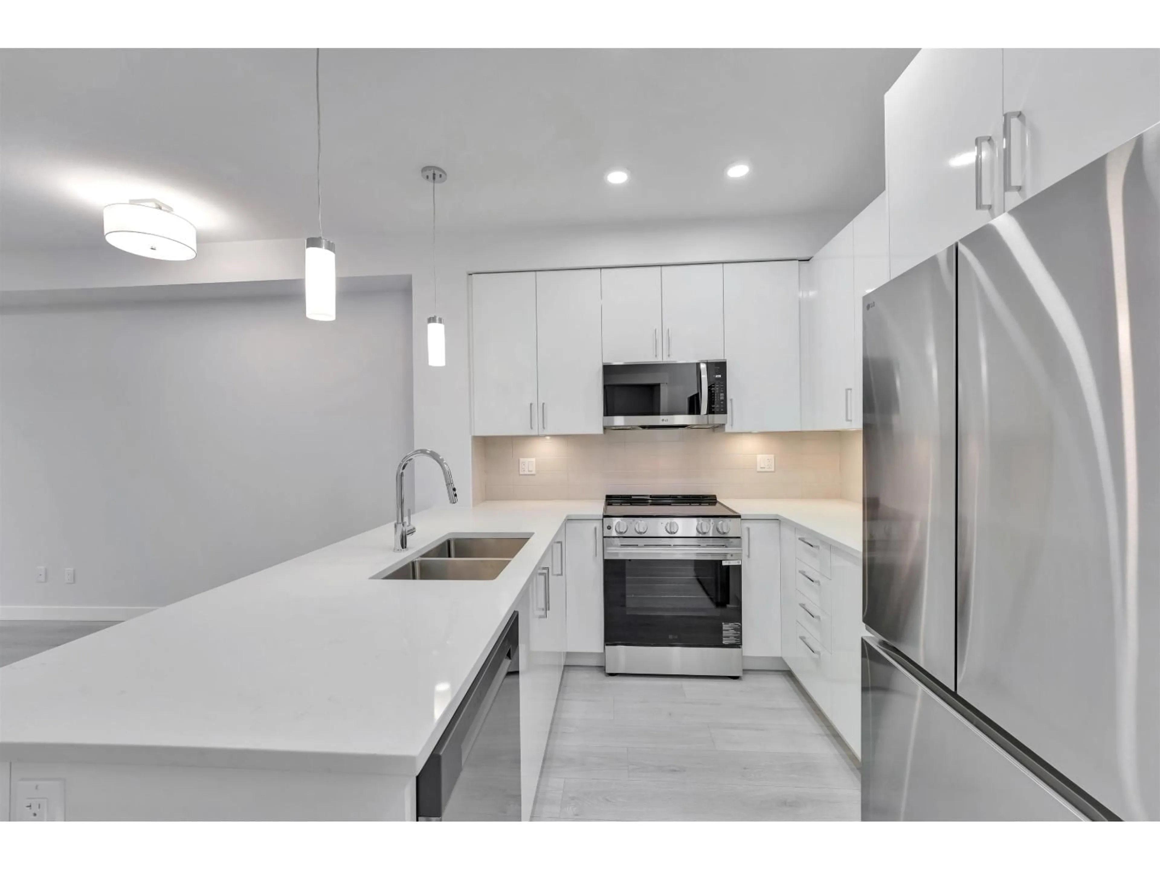Open concept kitchen, ceramic/tile floor for 104 - 33886 PINE STREET, Abbotsford British Columbia V2S0N9