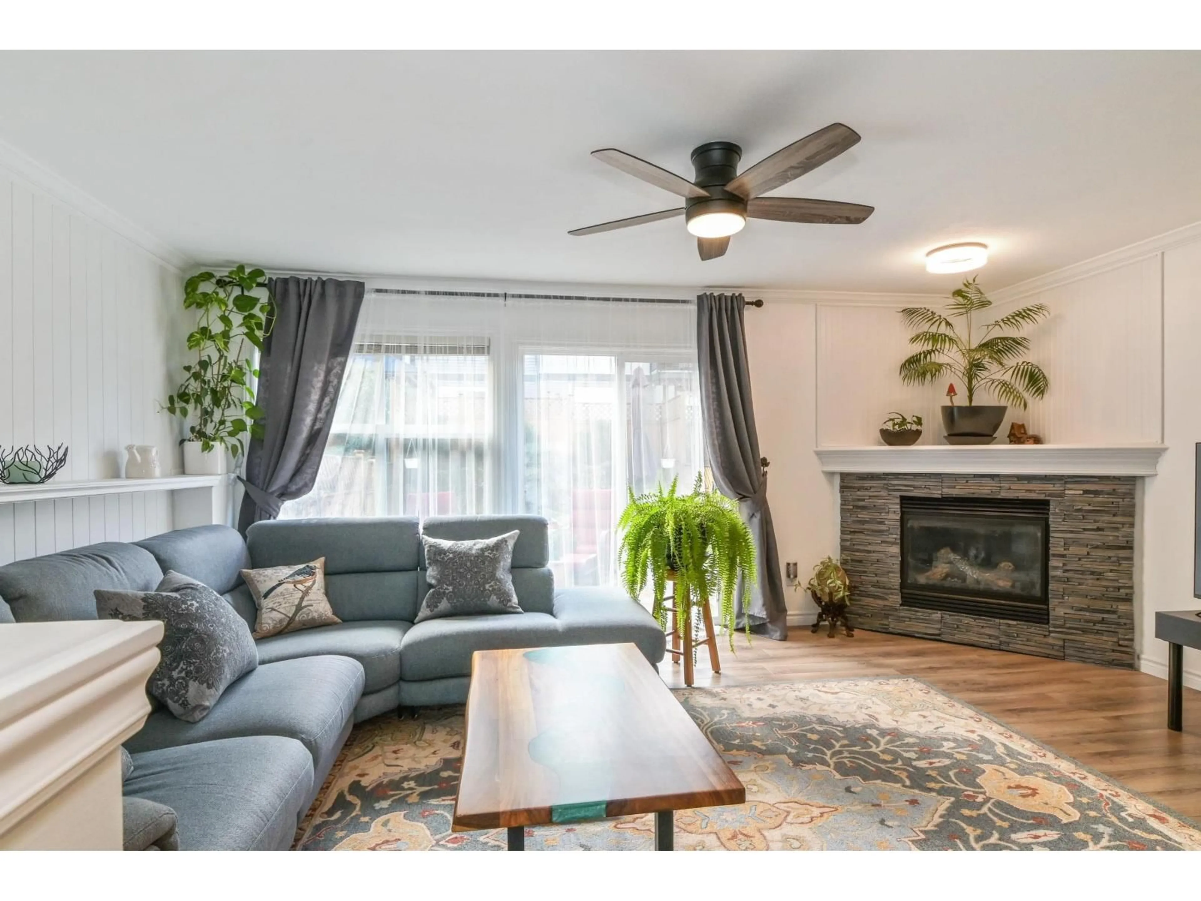 Living room with furniture, wood/laminate floor for 6 - 5900 JINKERSON ROAD, Chilliwack British Columbia V2R0B2