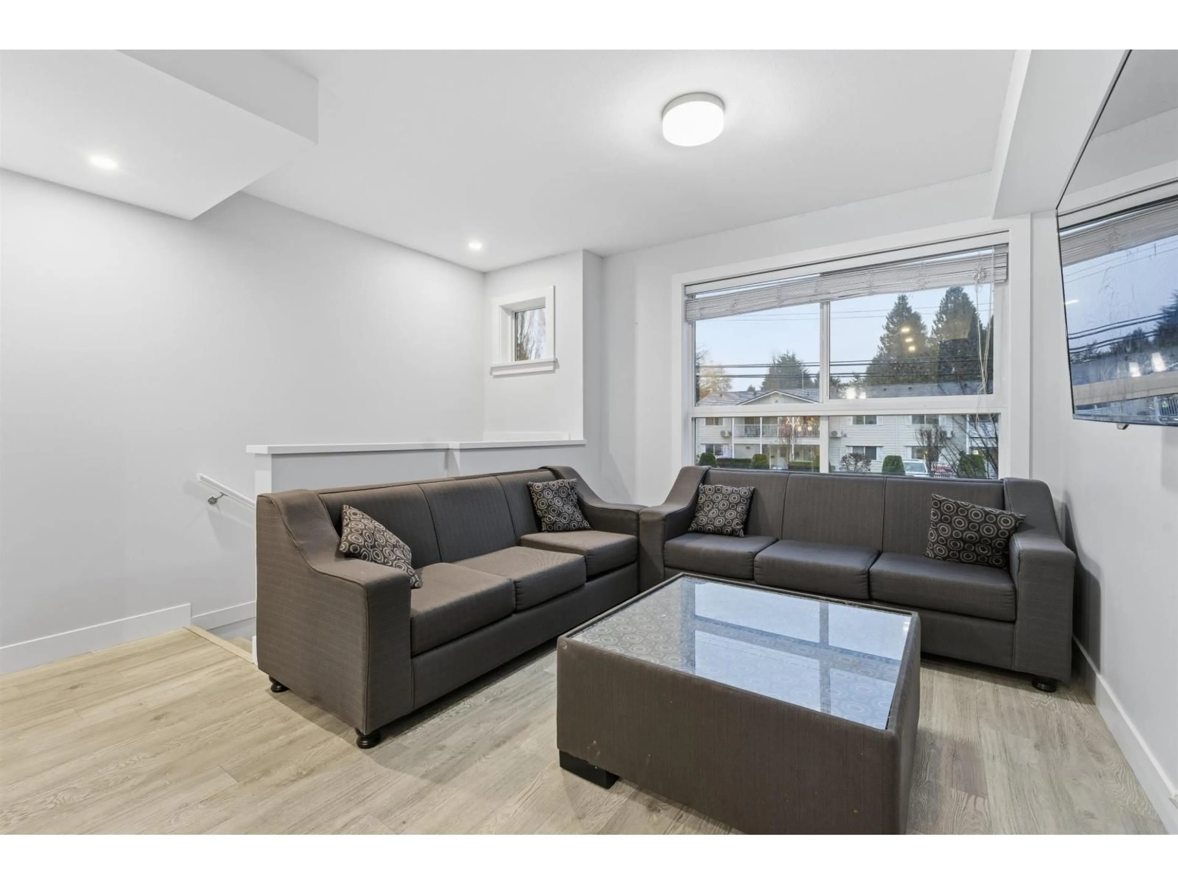 Living room with furniture, wood/laminate floor for 6 - 2505 WARE STREET, Abbotsford British Columbia V2S3E2