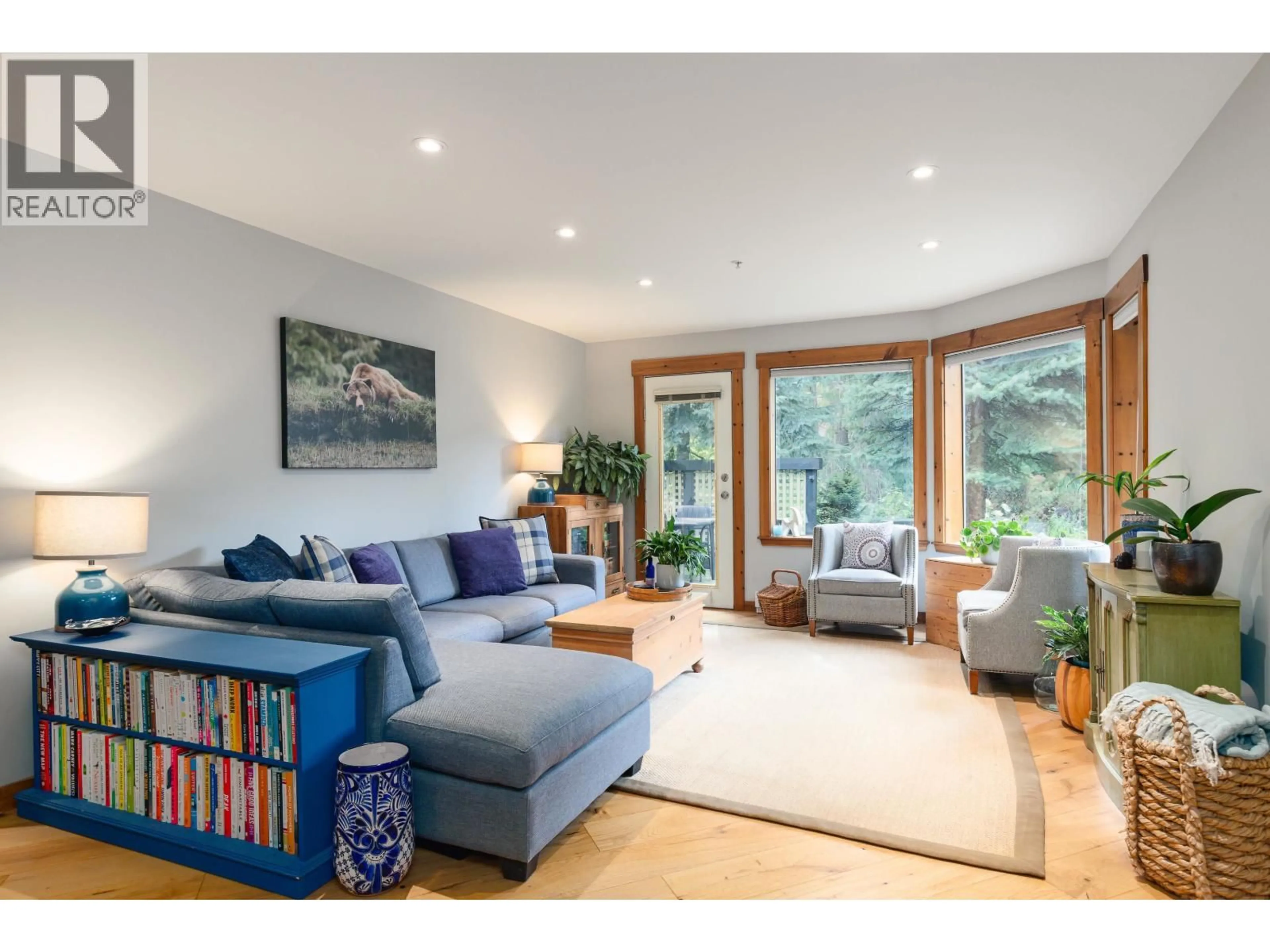 Living room with furniture, wood/laminate floor for 3 - 4725 SPEARHEAD DRIVE, Whistler British Columbia V8E0A3