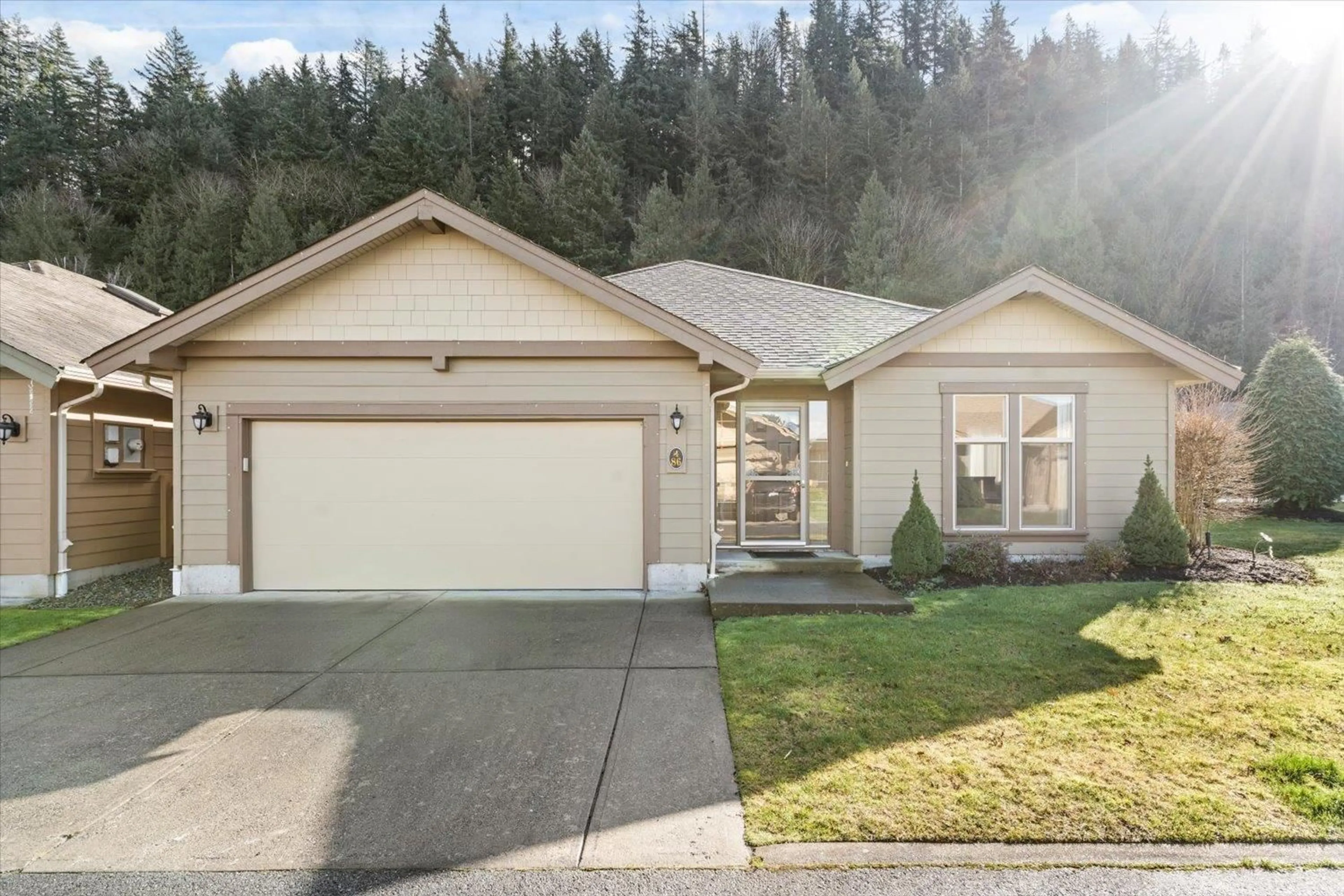 Home with vinyl exterior material, street for 86 - 46000 THOMAS ROAD, Chilliwack British Columbia V2R5W6