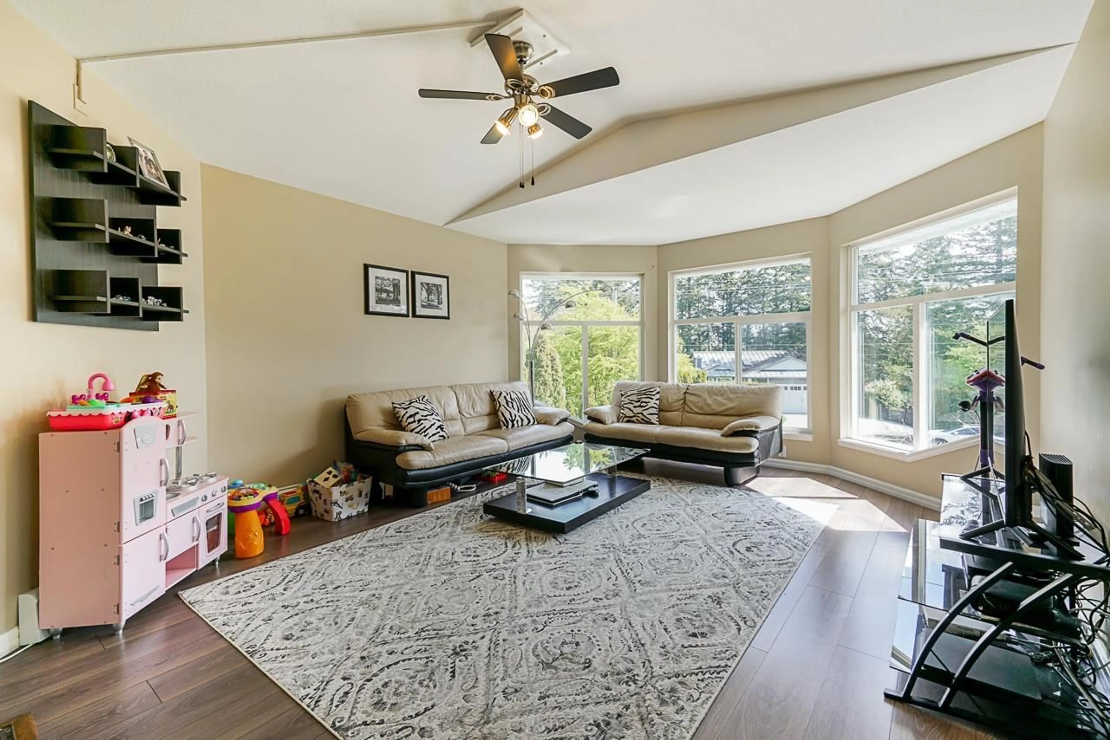 Living room with furniture, unknown for 2155 156 STREET, Surrey British Columbia V4A4T9