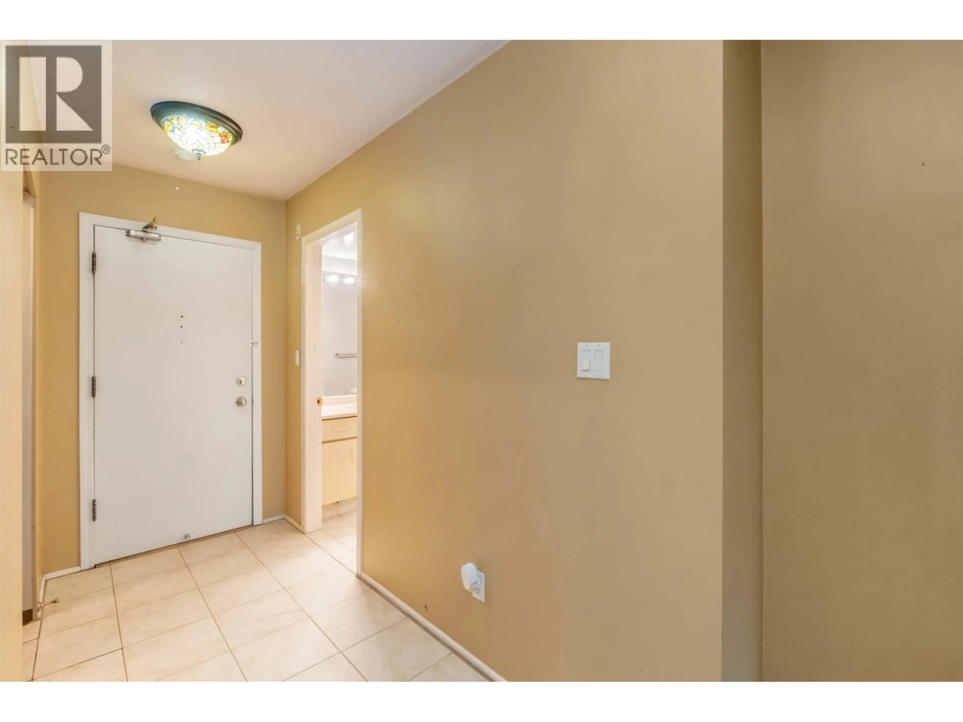 Indoor entryway for 203 - 22222 119 AVENUE, Maple Ridge British Columbia V2X2Y9