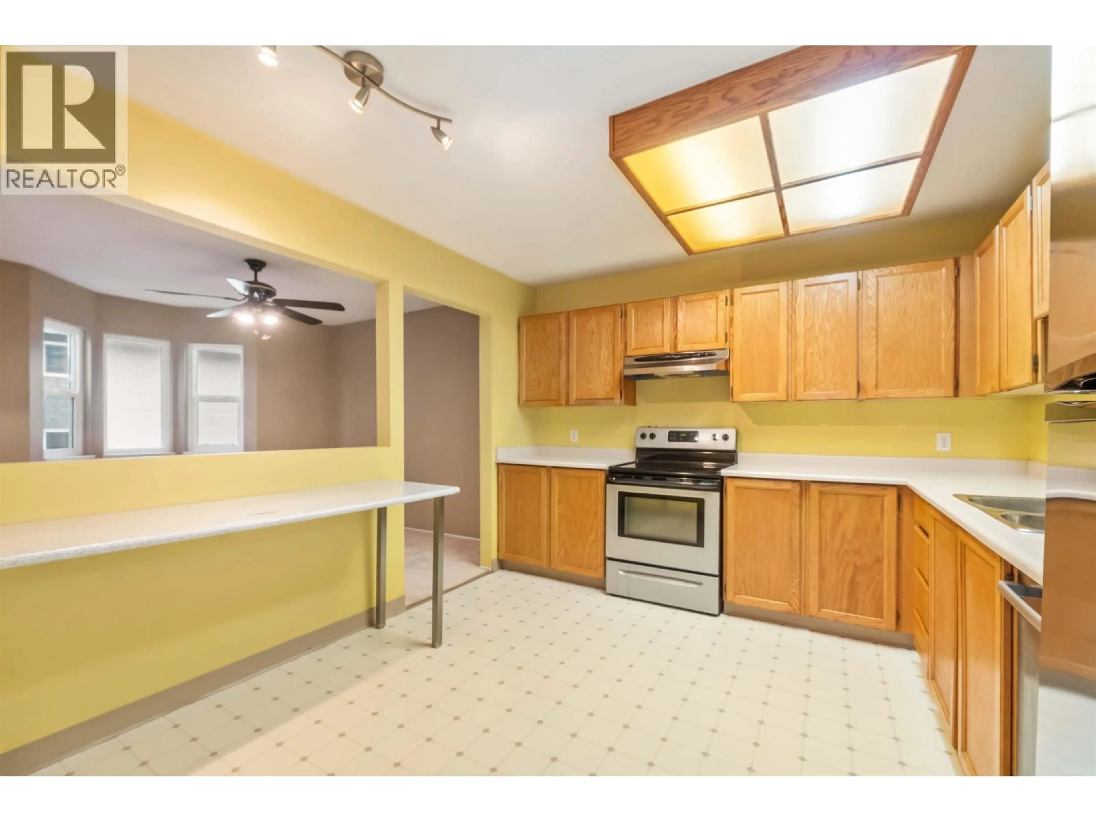 Standard kitchen, unknown for 203 - 22222 119 AVENUE, Maple Ridge British Columbia V2X2Y9