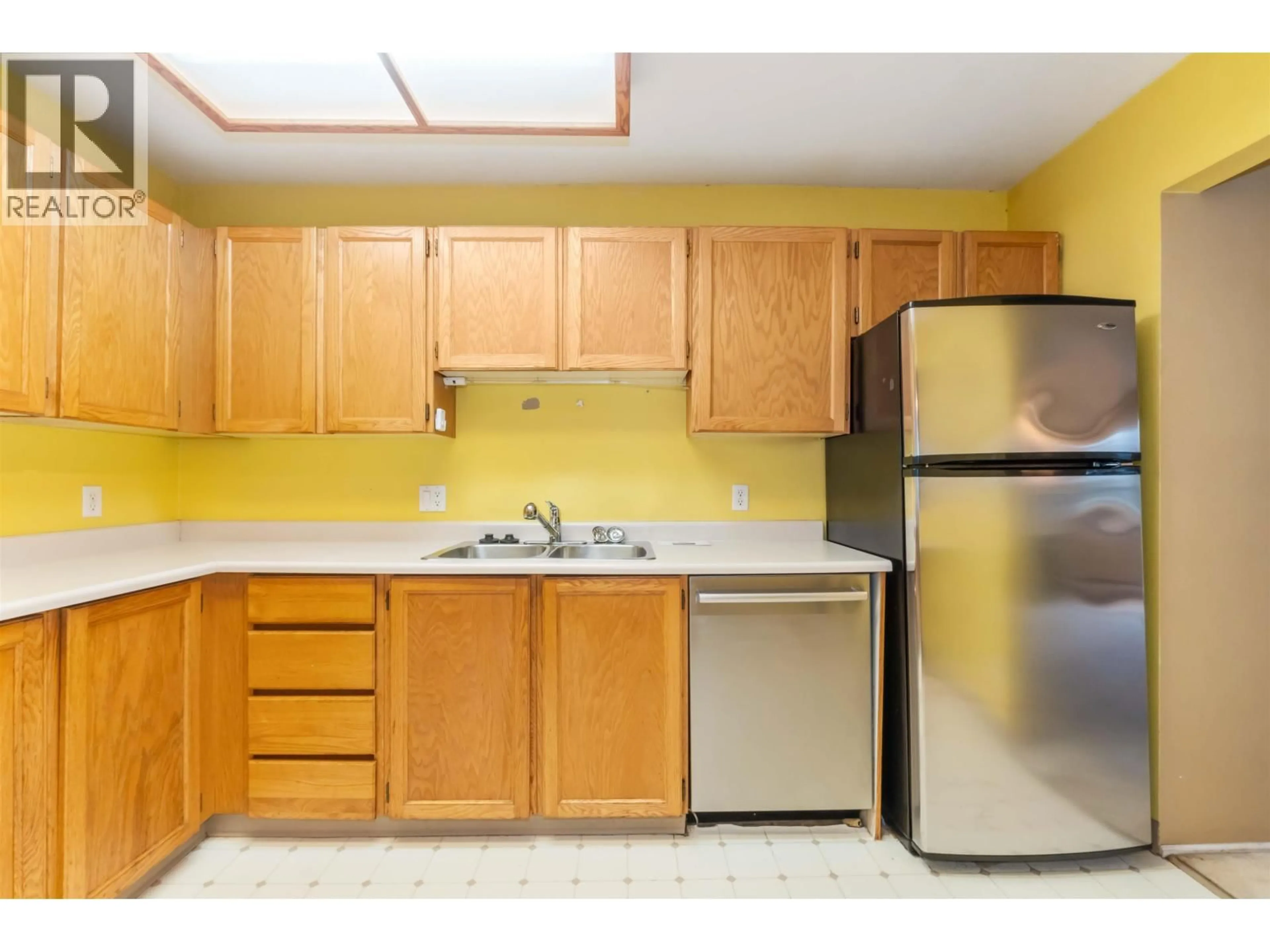 Standard kitchen, unknown for 203 - 22222 119 AVENUE, Maple Ridge British Columbia V2X2Y9