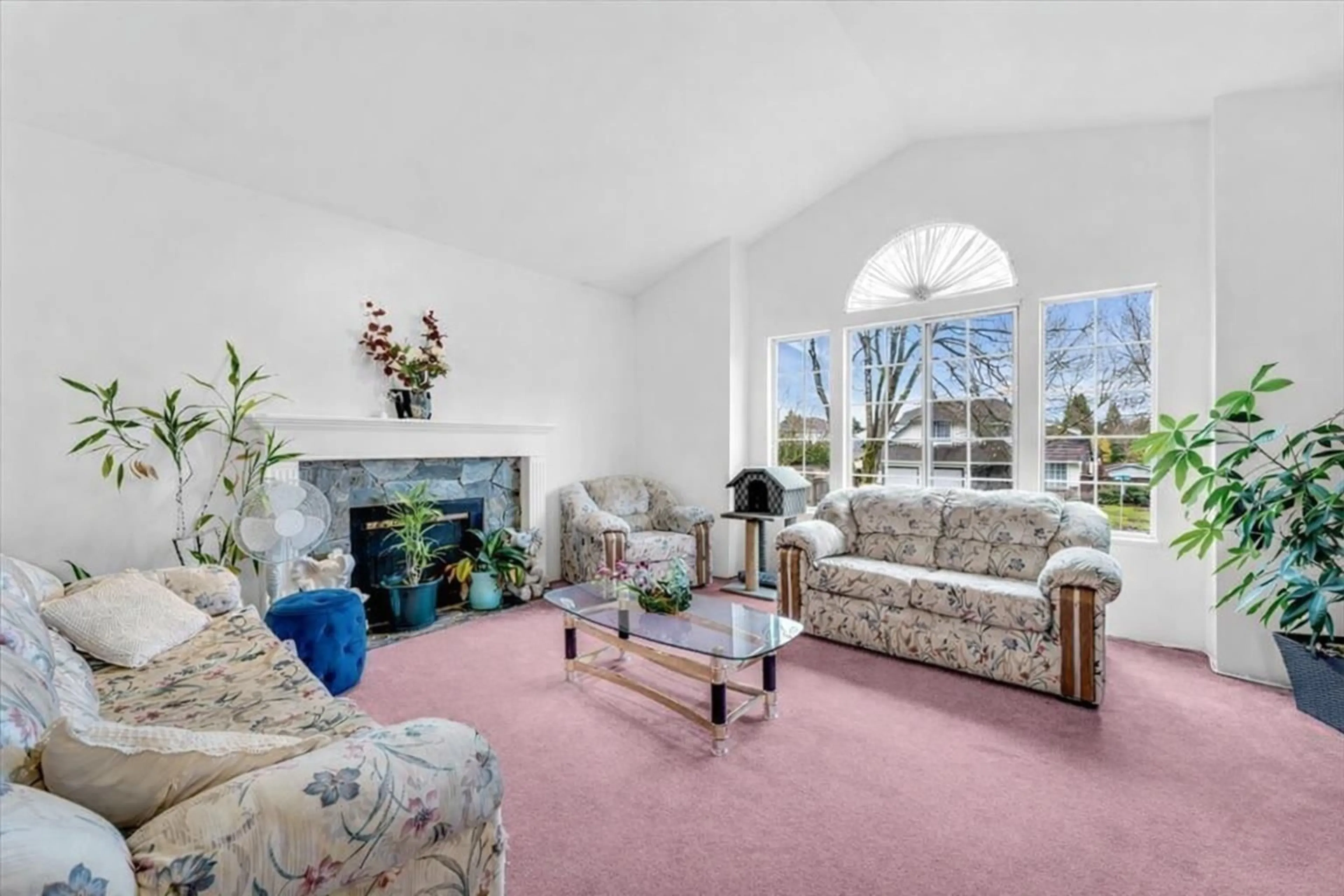 Living room with furniture, carpet floor for 16059 93 AVENUE, Surrey British Columbia V4N3E3