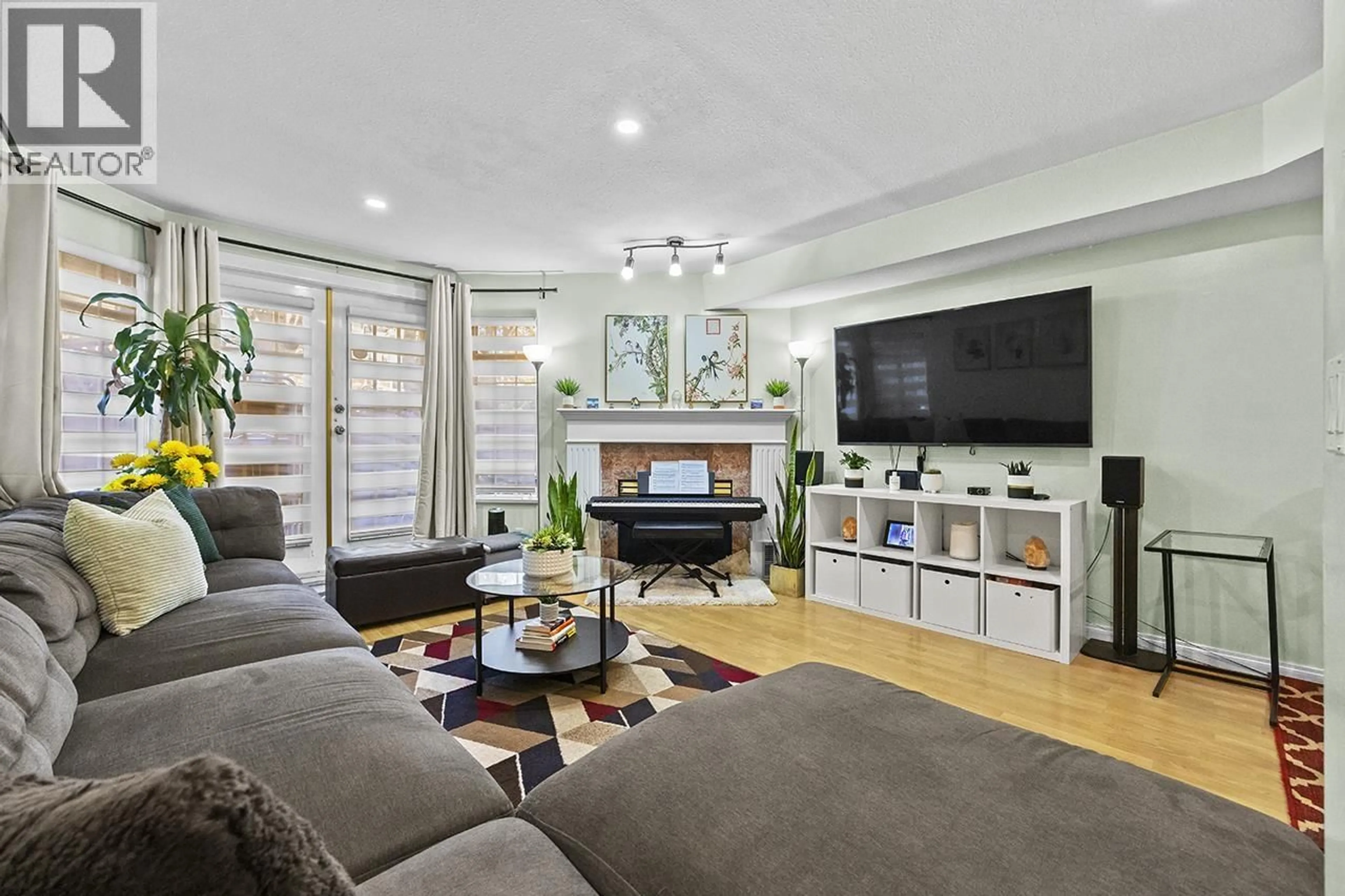 Living room with furniture, unknown for 52 - 7188 EDMONDS STREET, Burnaby British Columbia V3N4X6