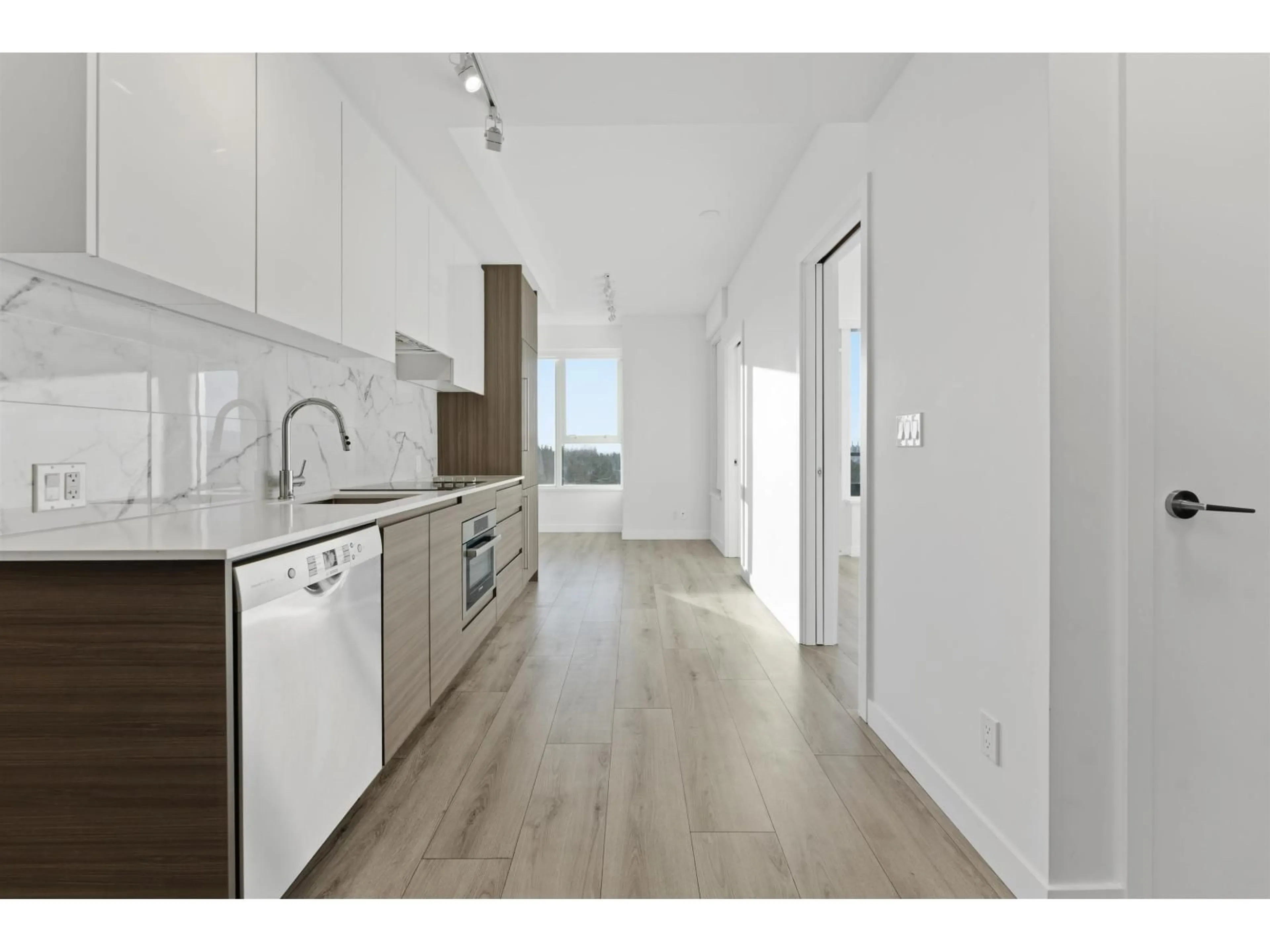 Standard kitchen, wood/laminate floor for 1409 - 10626 CITY PARKWAY, Surrey British Columbia V3T0S3