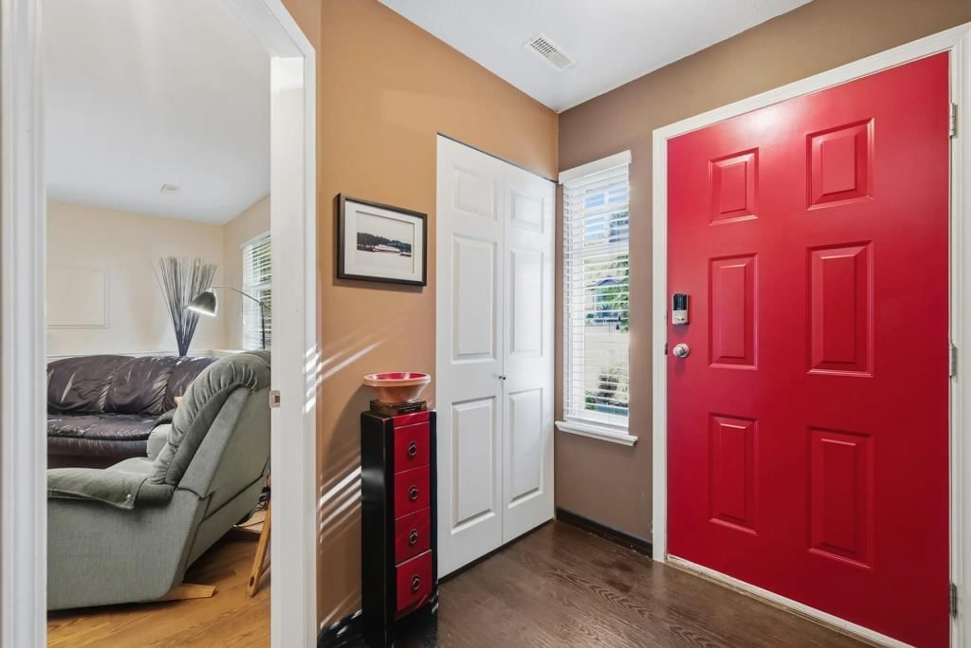 Indoor entryway for 3751 SHERIDAN PLACE, Abbotsford British Columbia V2S8K4