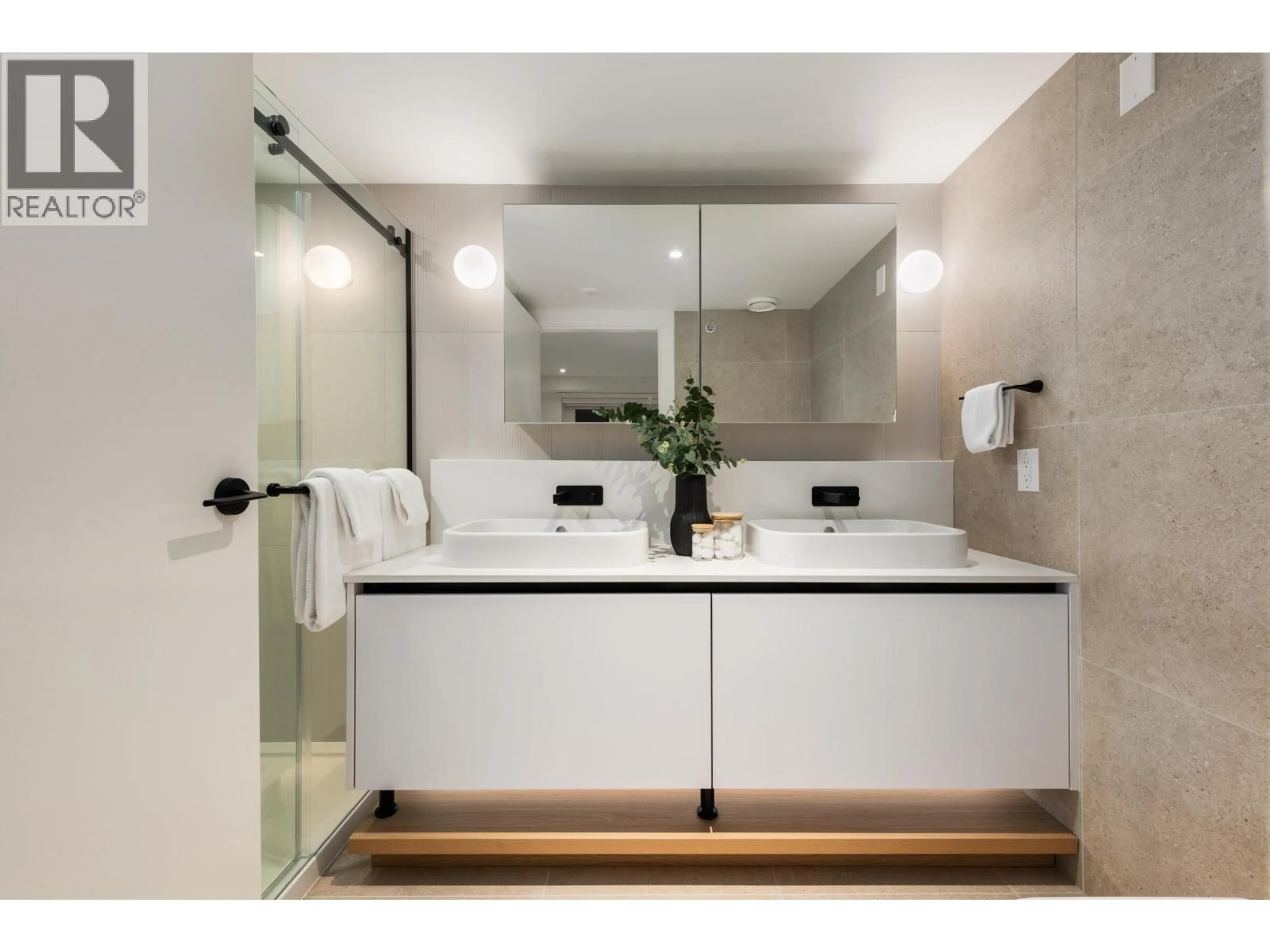 Contemporary bathroom, unknown for 243 - 475 28TH AVENUE, Vancouver British Columbia V5Y0P2