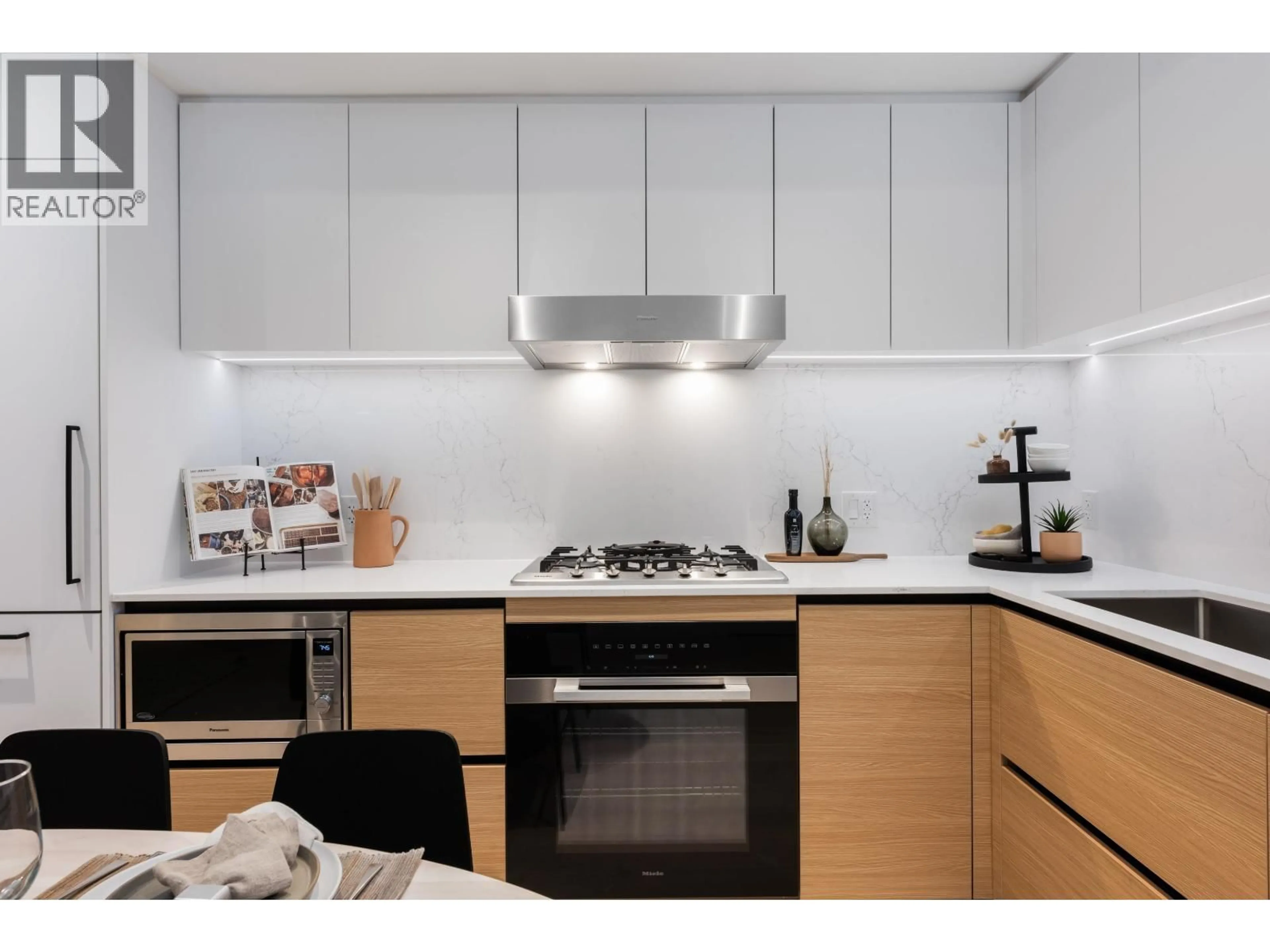 Standard kitchen, wood/laminate floor for 243 - 475 28TH AVENUE, Vancouver British Columbia V5Y0P2