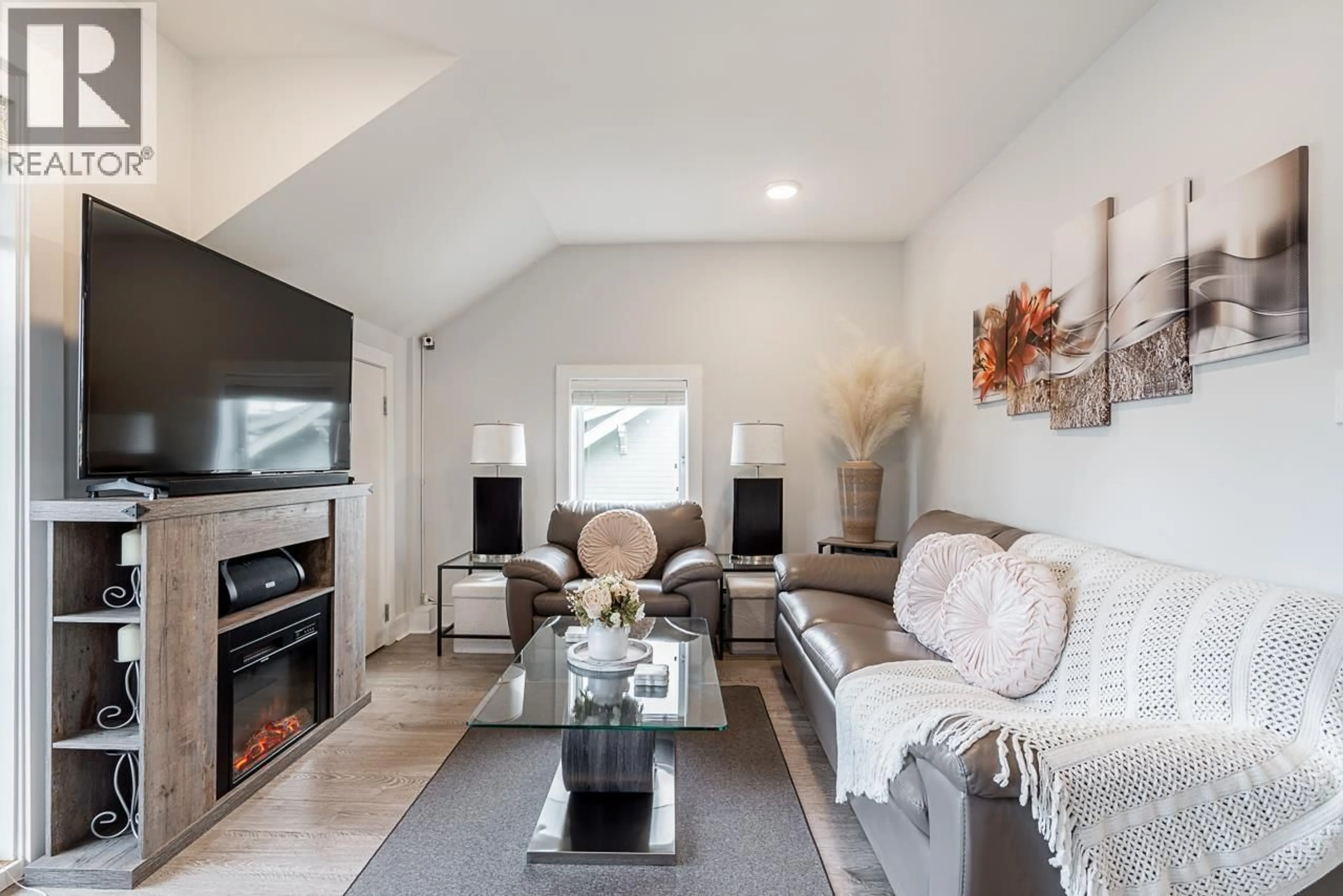 Living room with furniture, unknown for 406 EIGHTH STREET, New Westminster British Columbia V3M0K1