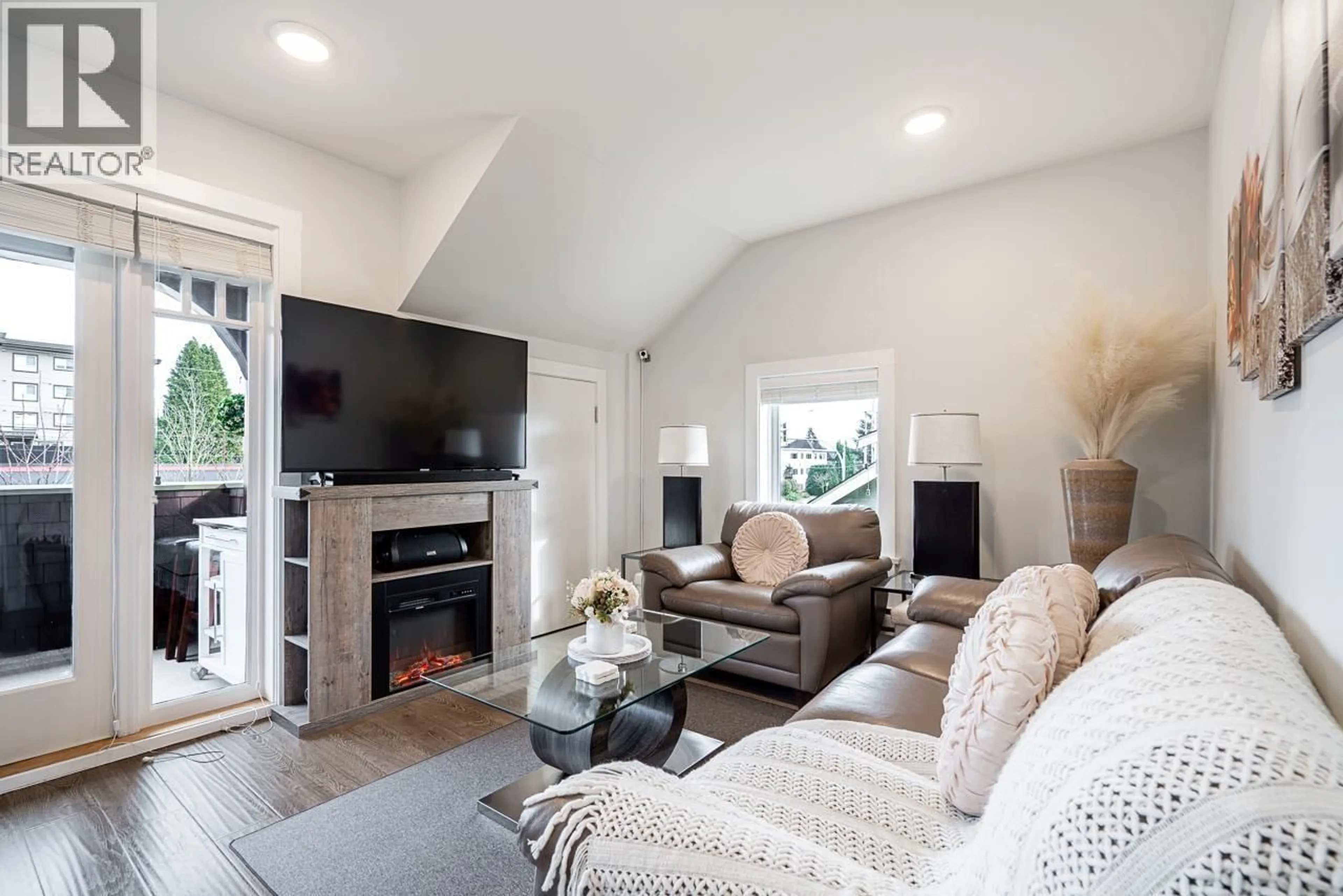 Living room with furniture, unknown for 406 EIGHTH STREET, New Westminster British Columbia V3M0K1