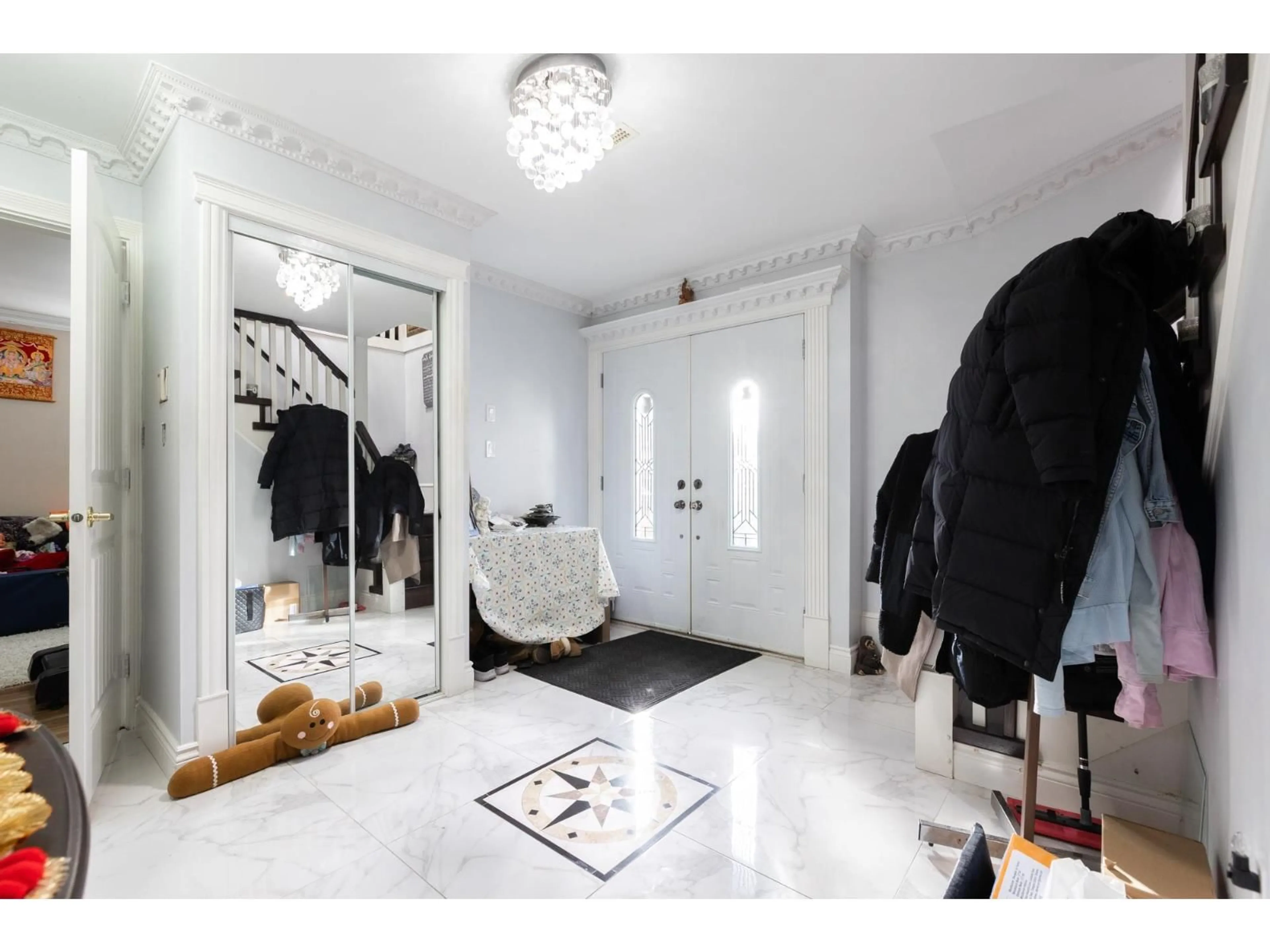 Indoor entryway for 9318 CINNAMON DRIVE, Surrey British Columbia V3V1V2