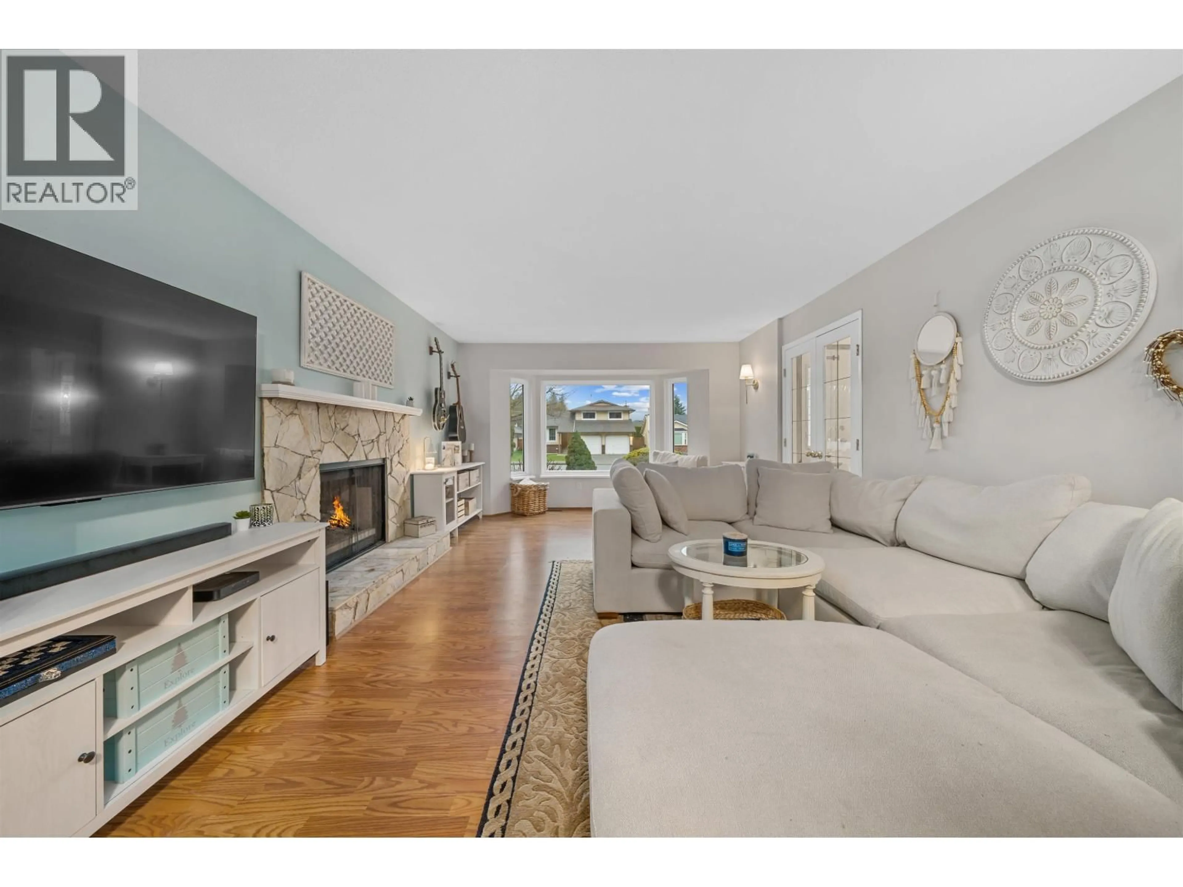 Living room with furniture, unknown for 19566 PARK ROAD, Pitt Meadows British Columbia V3Y1B1