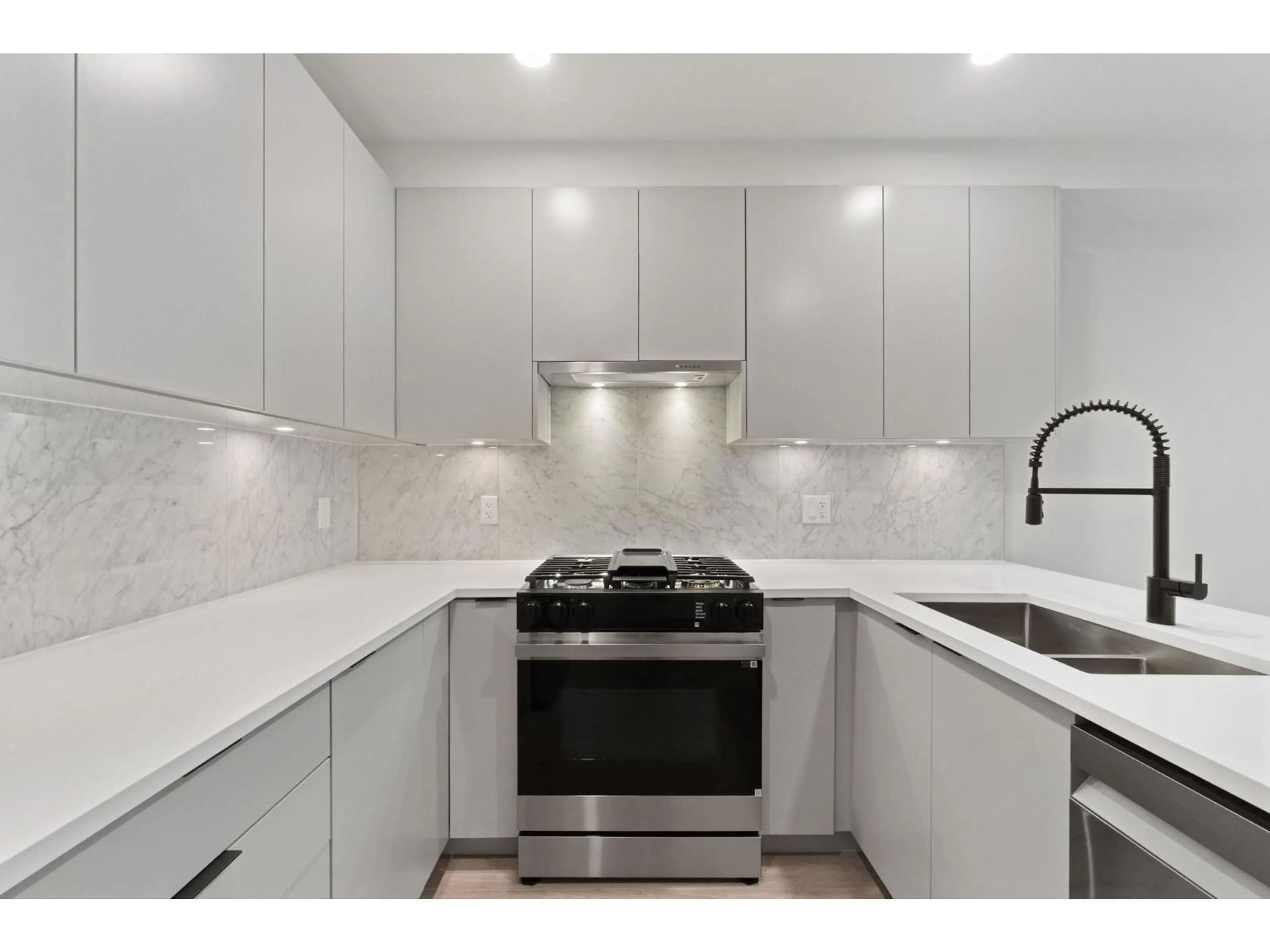 Standard kitchen, ceramic/tile floor for 418 - 13258 105 AVENUE, Surrey British Columbia V3T1Z2