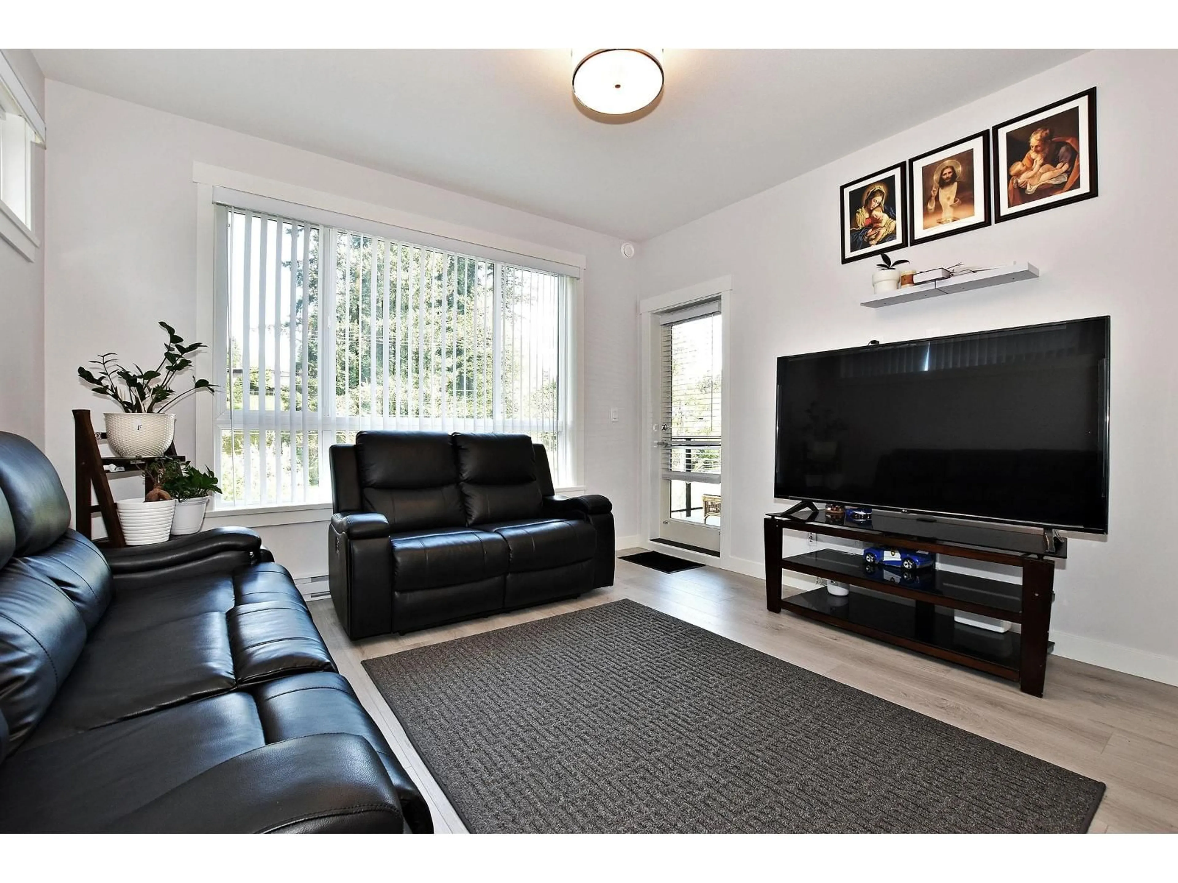Living room with furniture, wood/laminate floor for 217 - 32690 14 AVENUE, Mission British Columbia V2V0K5