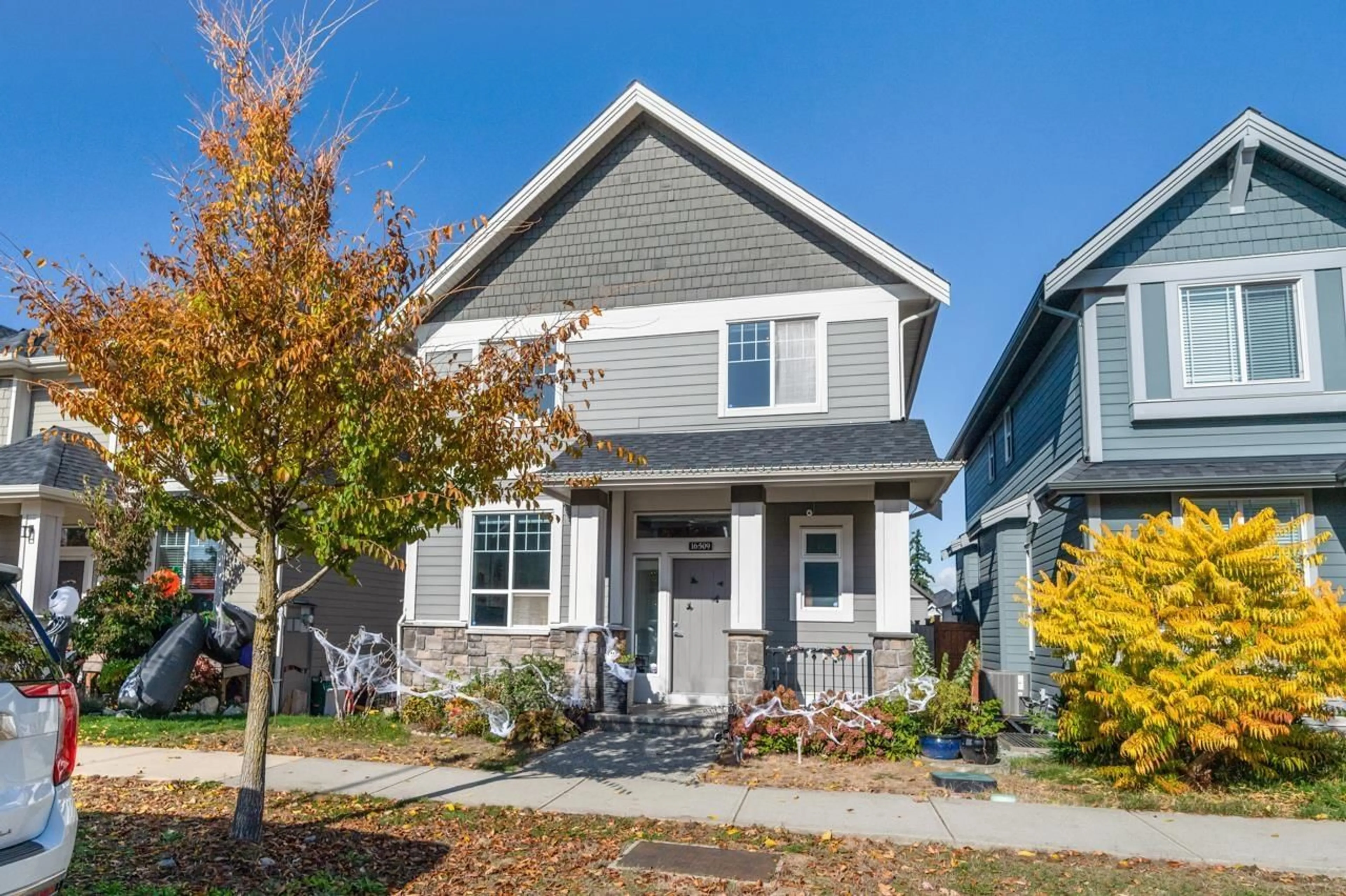 Home with vinyl exterior material, street for 16509 25 AVENUE, Surrey British Columbia V3Z0S2