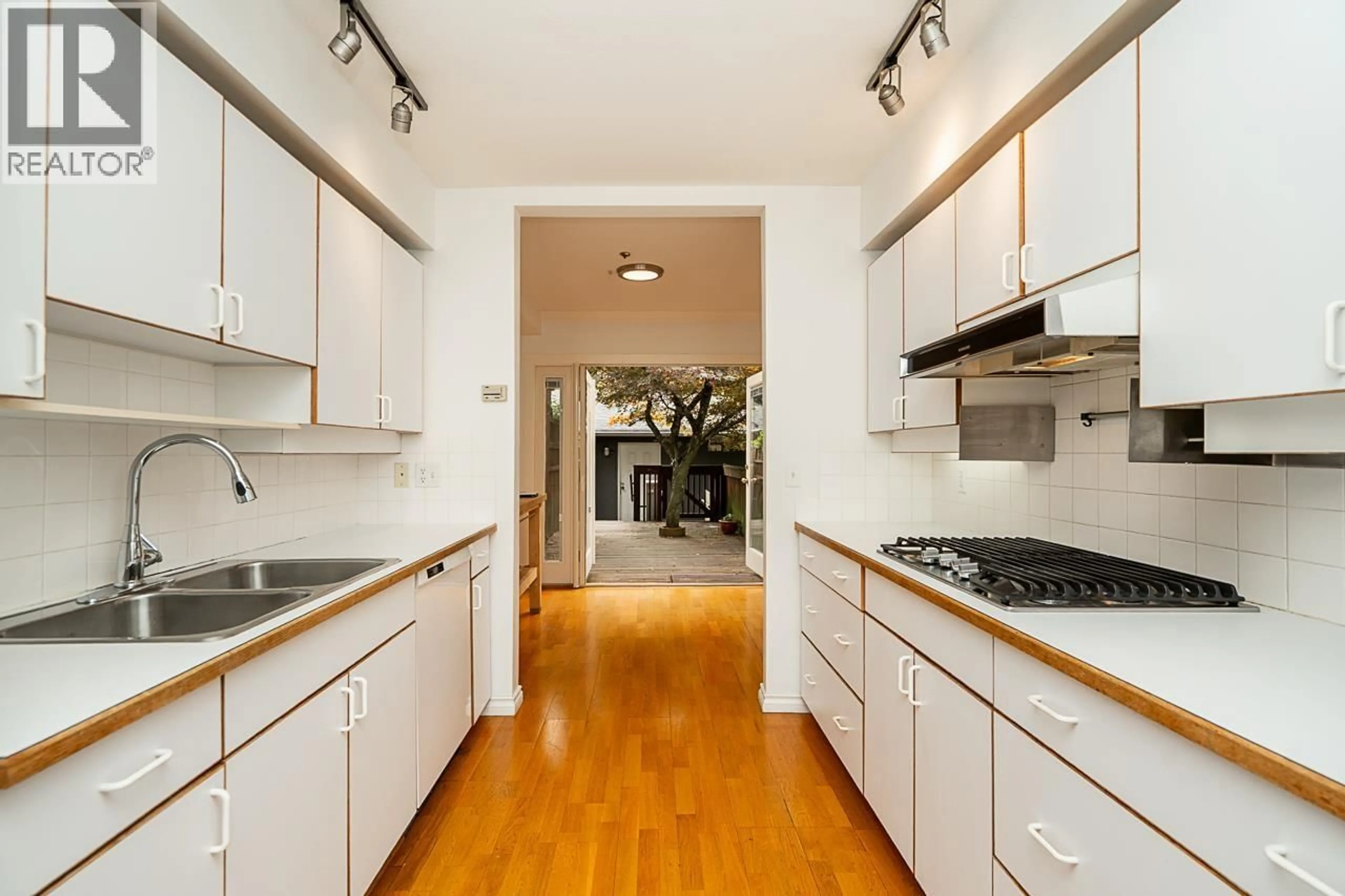 Standard kitchen, unknown for 1796 14TH AVENUE, Vancouver British Columbia V6J2J7
