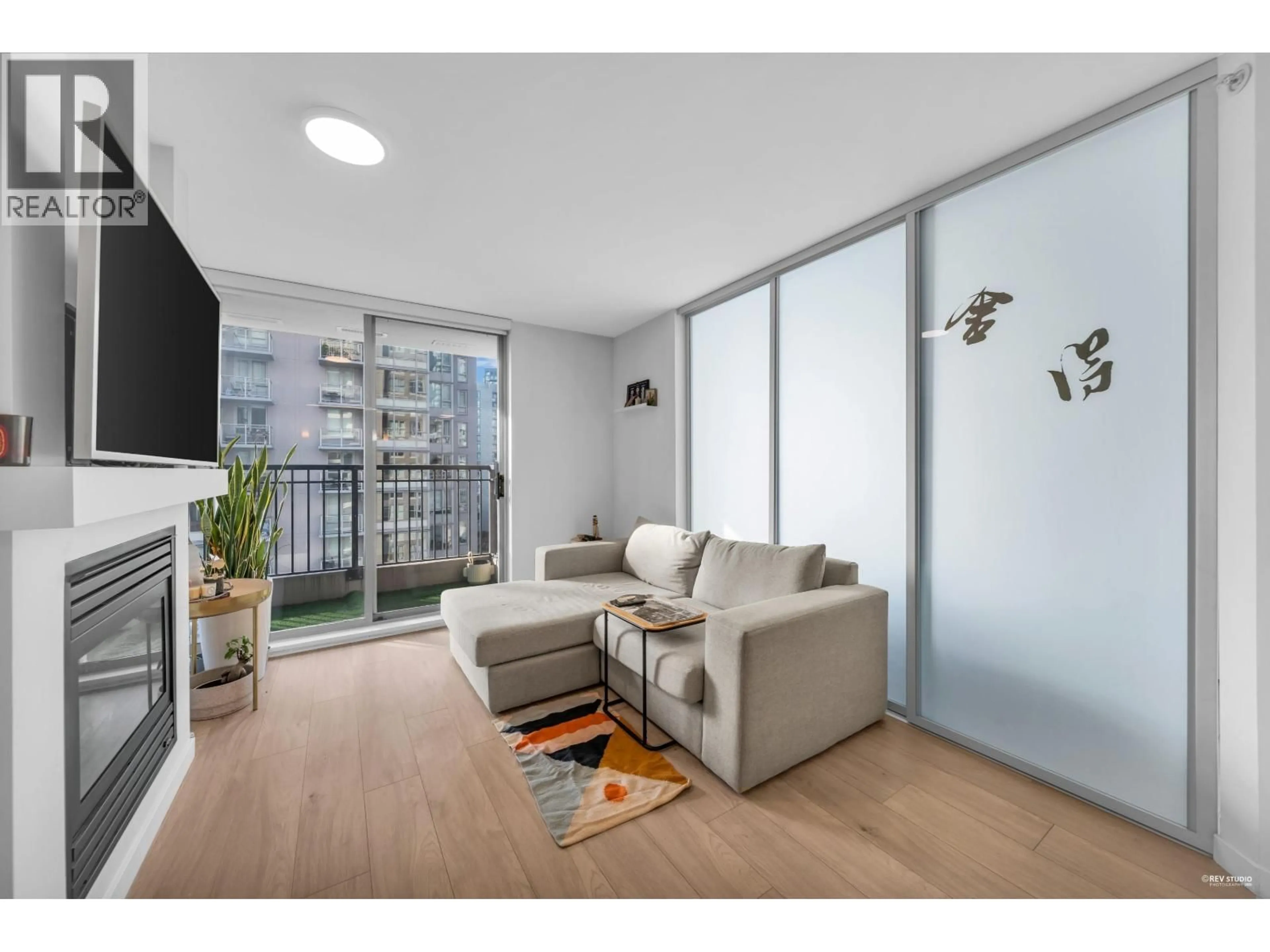 Living room with furniture, unknown for 1001 - 989 RICHARDS STREET, Vancouver British Columbia V6B6R6