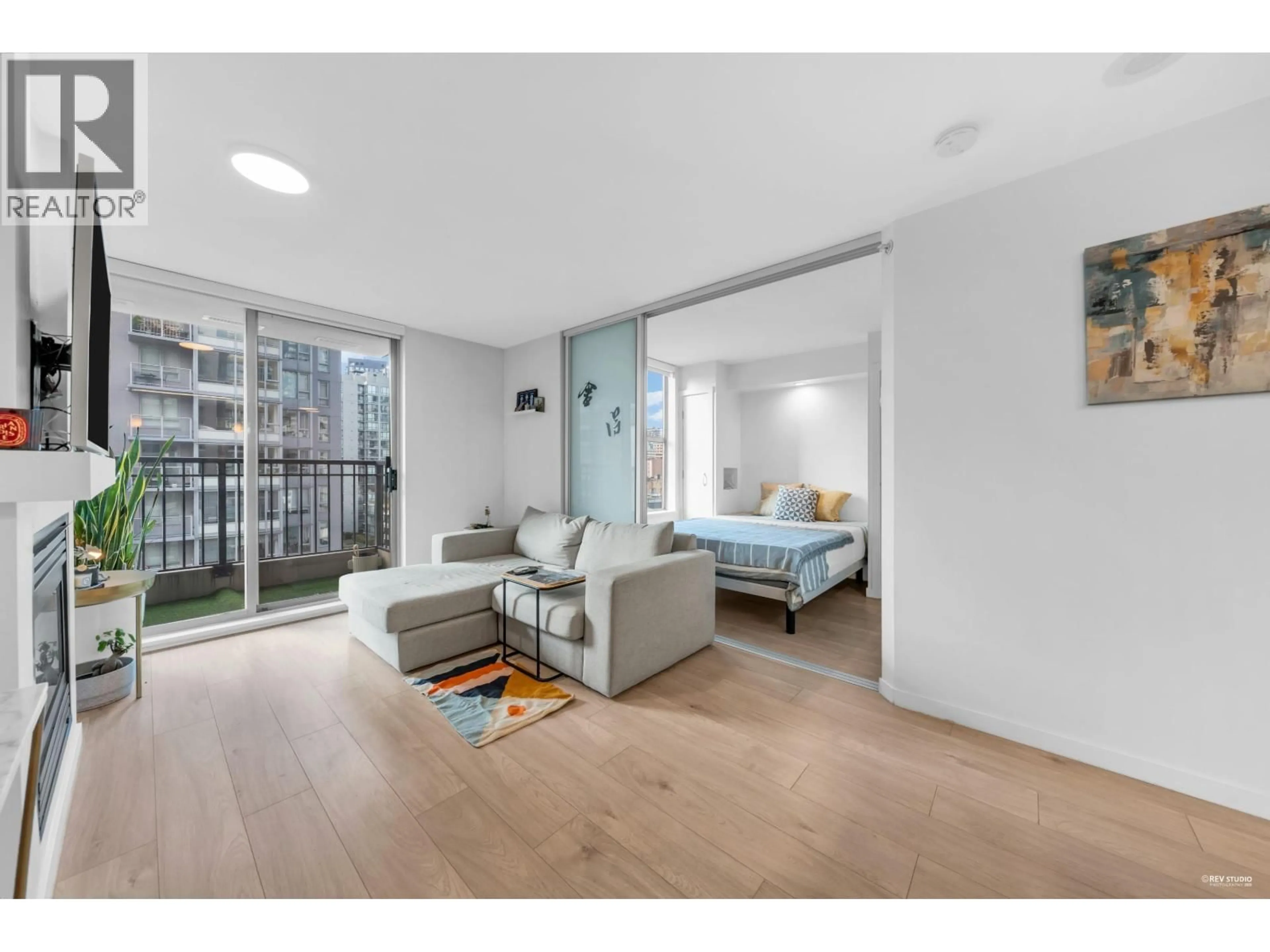 Living room with furniture, unknown for 1001 - 989 RICHARDS STREET, Vancouver British Columbia V6B6R6