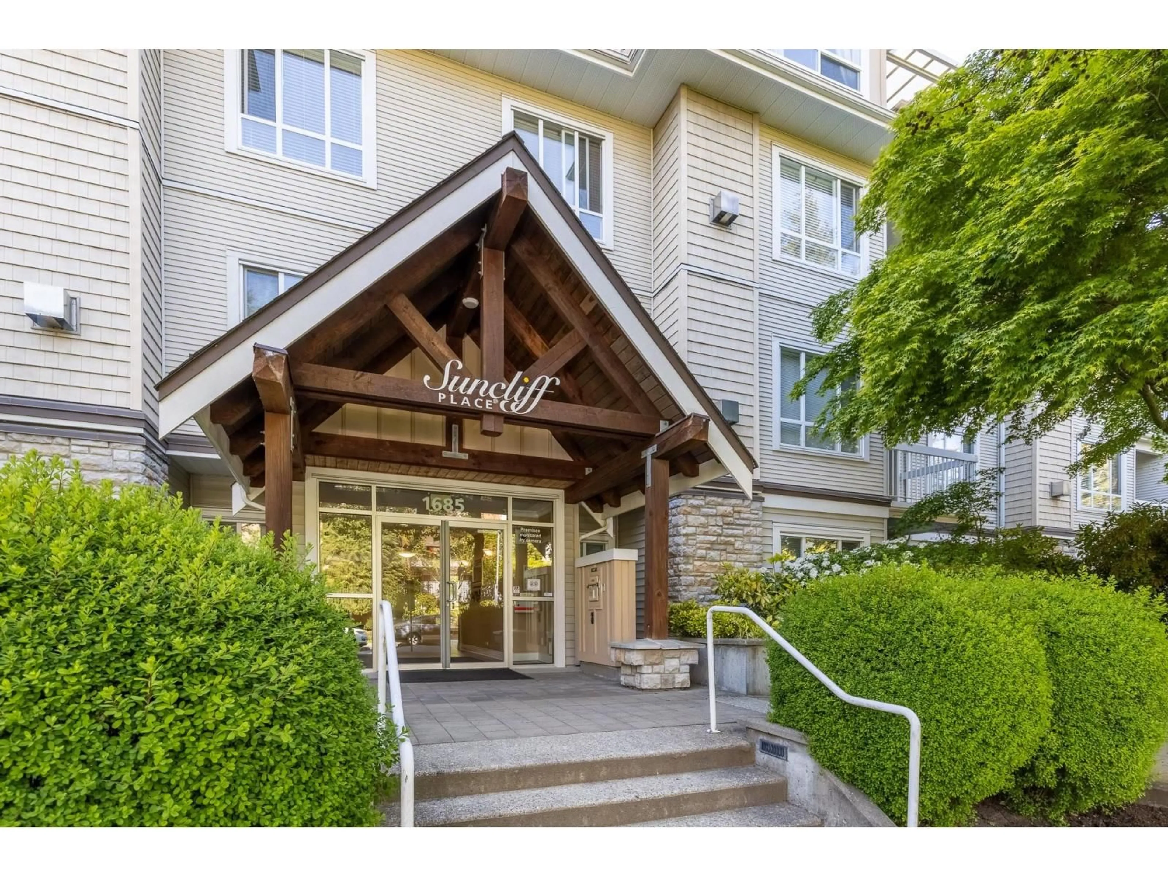 Indoor foyer for 208 - 1685 152A STREET, Surrey British Columbia V4A9Y1