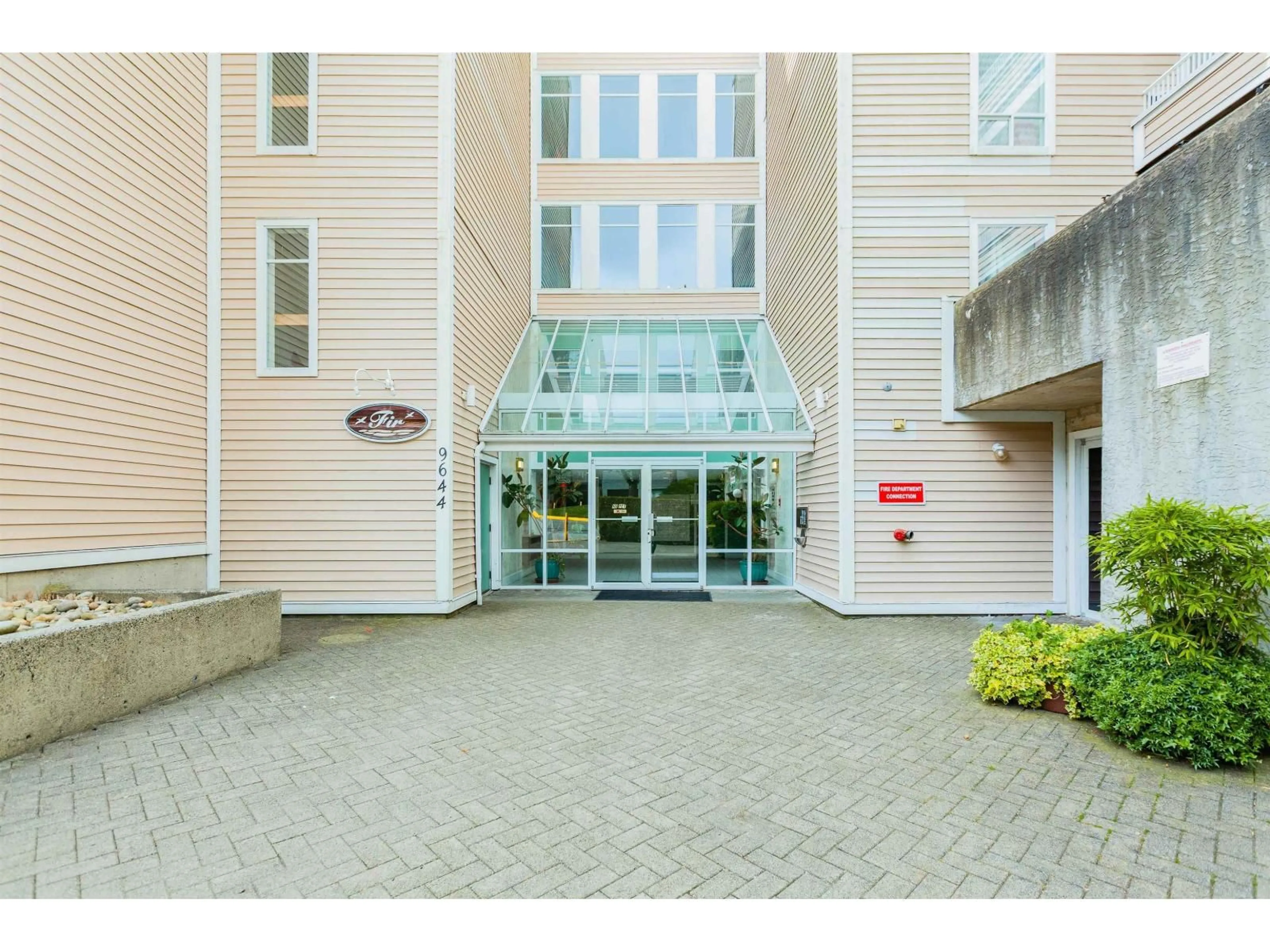 Indoor foyer for 101 - 9644 134 STREET, Surrey British Columbia V3T5M3