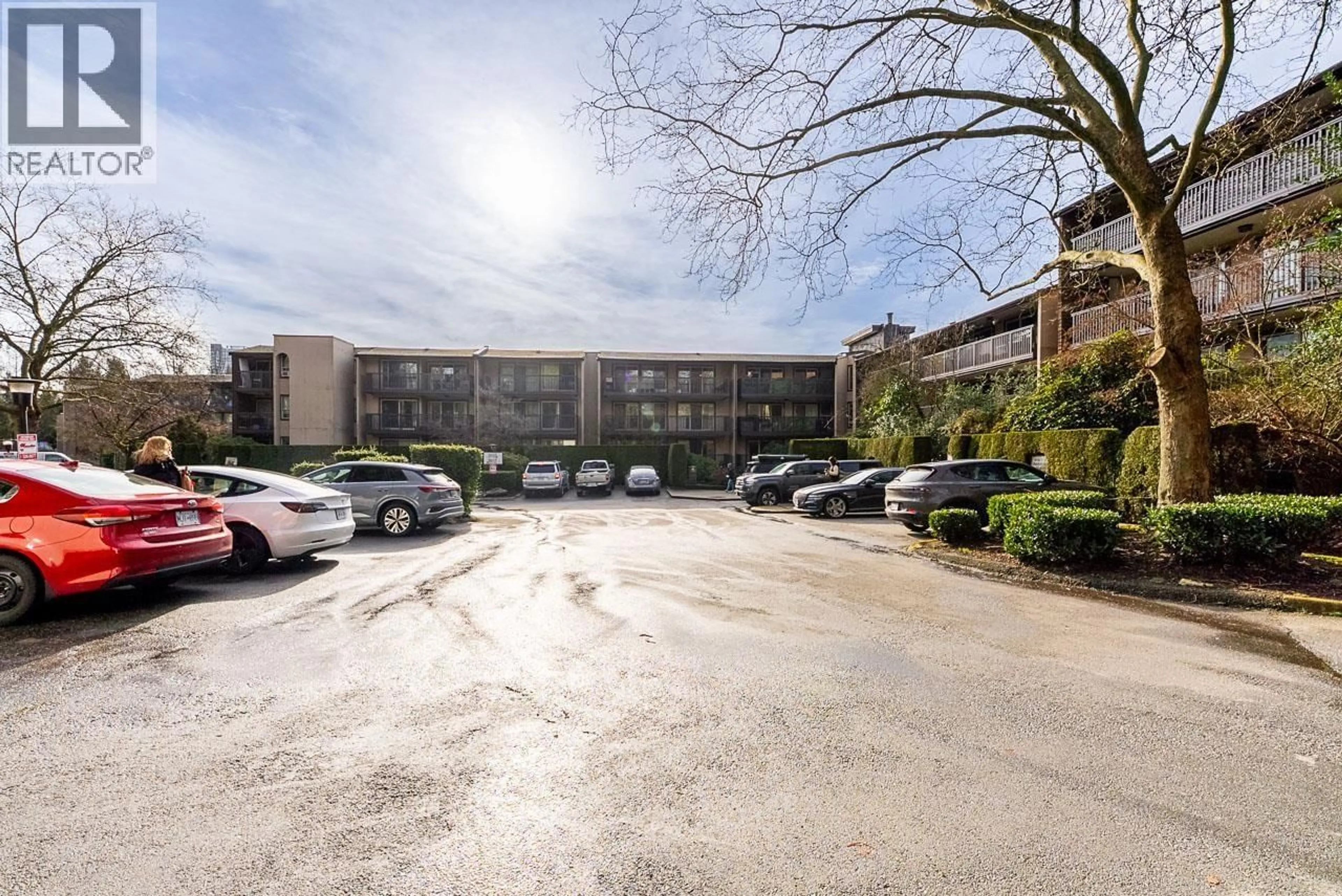 A pic from outside/outdoor area/front of a property/back of a property/a pic from drone, building for 216 - 9847 MANCHESTER DRIVE, Burnaby British Columbia V3N4P4