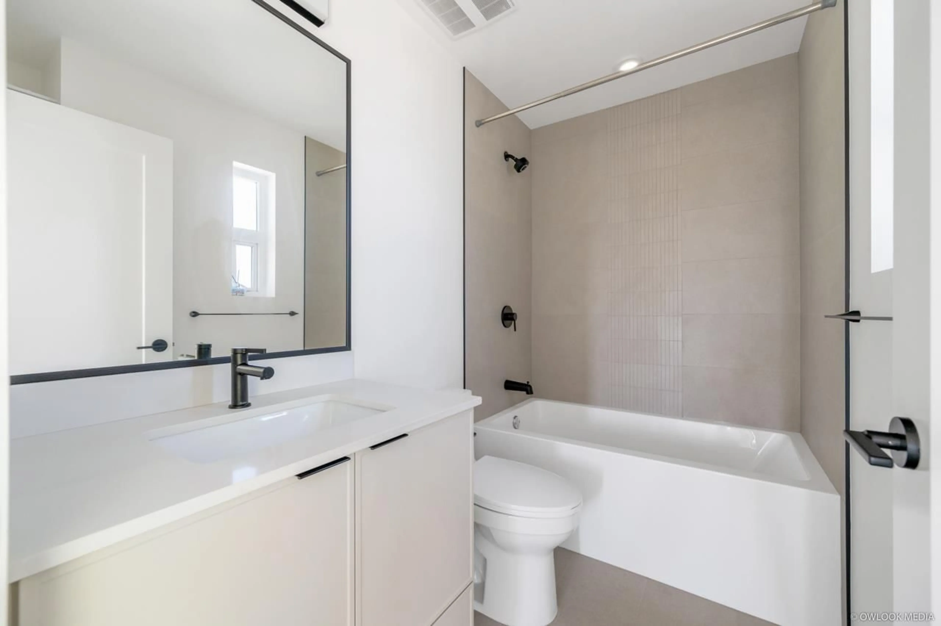 Standard bathroom, ceramic/tile floor for 101 - 2350 165 STREET, Surrey British Columbia V3Z1J9