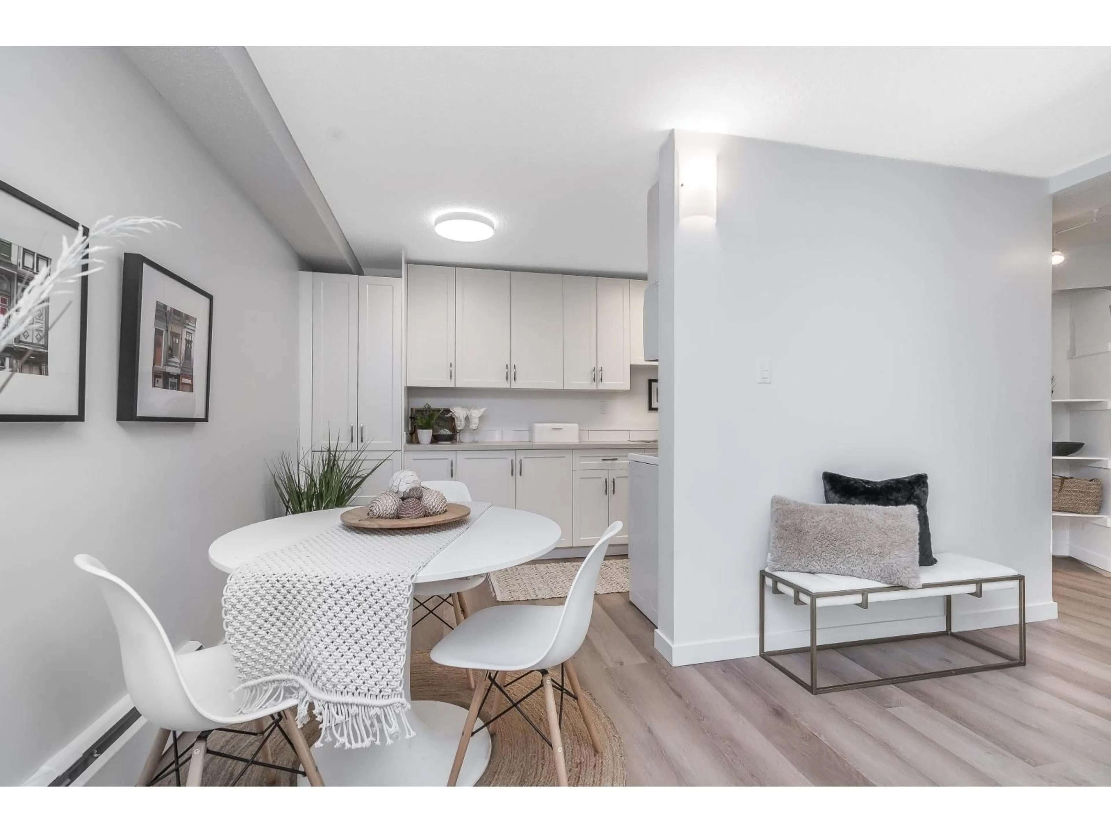 Open concept kitchen, unknown for 110 - 15020 NORTH BLUFF ROAD, White Rock British Columbia V4B5A4