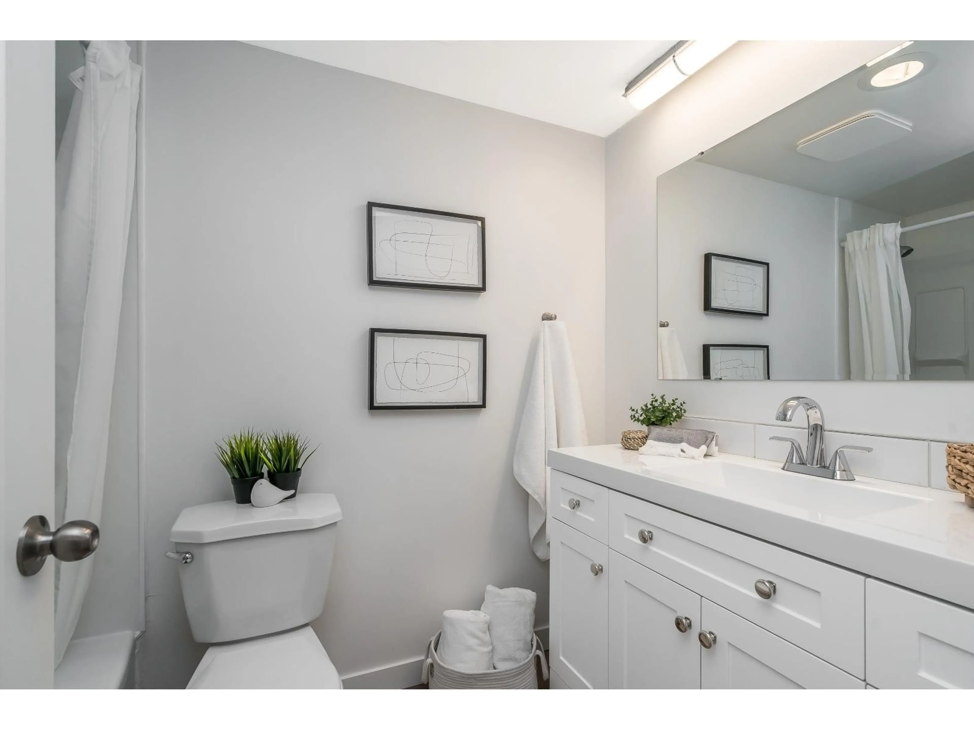 Standard bathroom, ceramic/tile floor for 110 - 15020 NORTH BLUFF ROAD, White Rock British Columbia V4B5A4